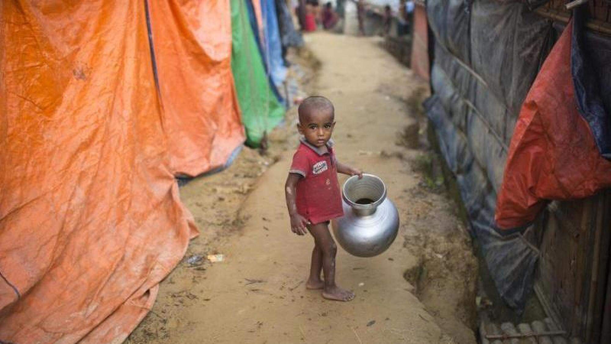 KIndheit im Flüchtlingslager: Ein Rohingya-Junge steht zwischen den provisorischen Unterkünften in Bangladesch.