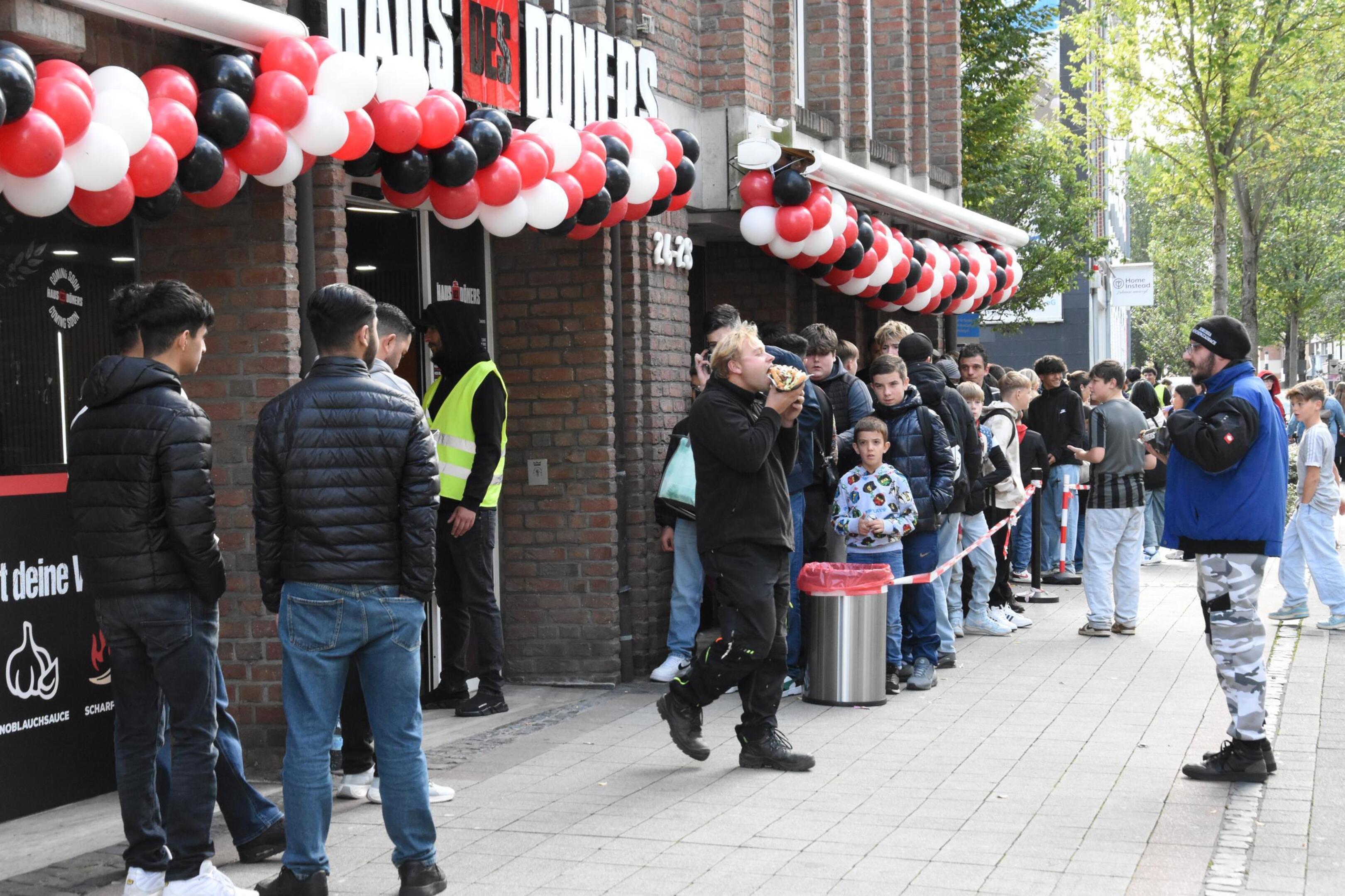 Wer nach langer Wartezeit vor dem neu eröffneten „Haus des Döners“ einen der 1-Cent-Döner ergattert hatte, biss herzhaft zu. 