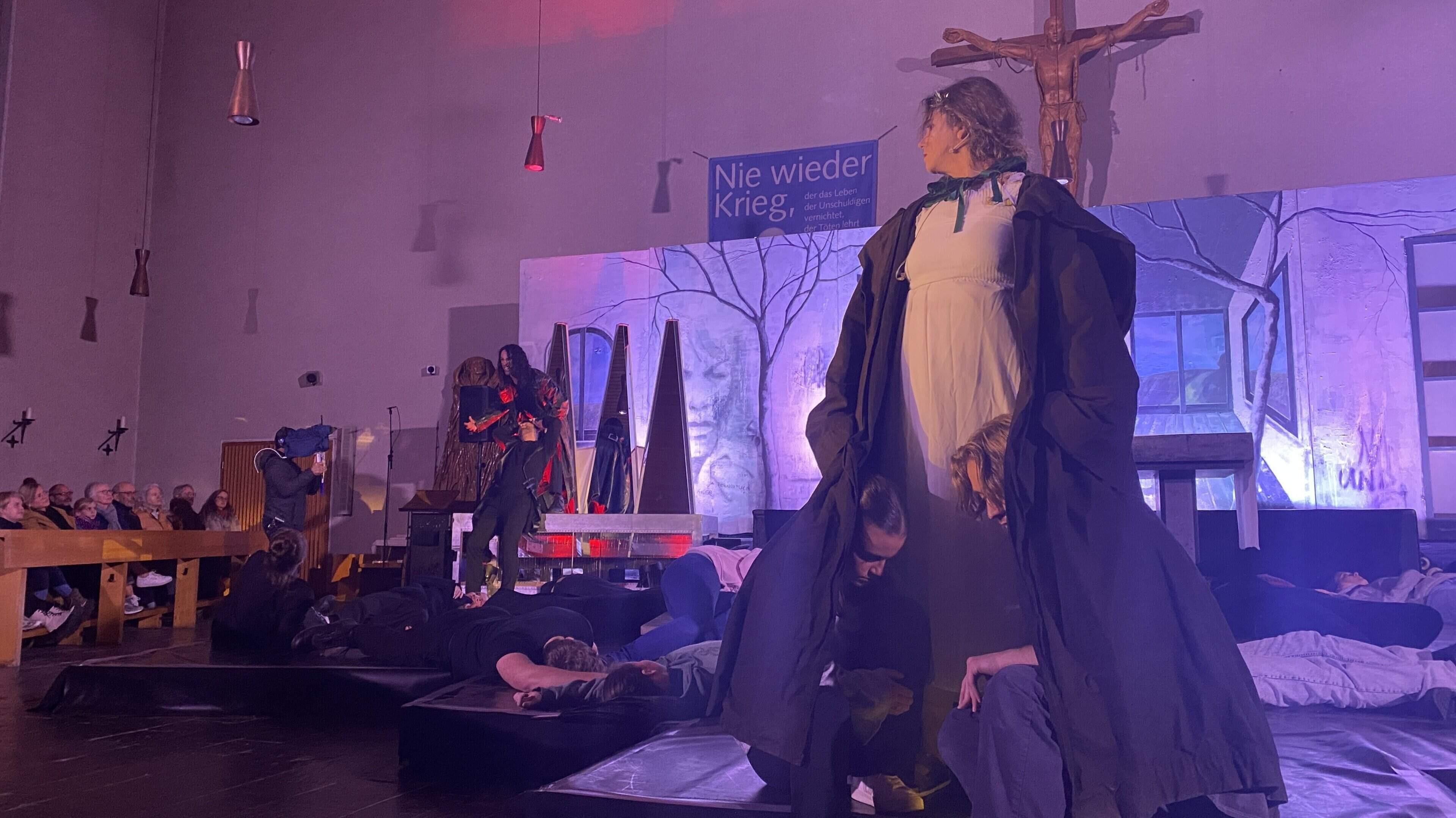 Der Kriegsfürst geht im eigenen Hass zugrunde und erstickt am eigenen Blut.