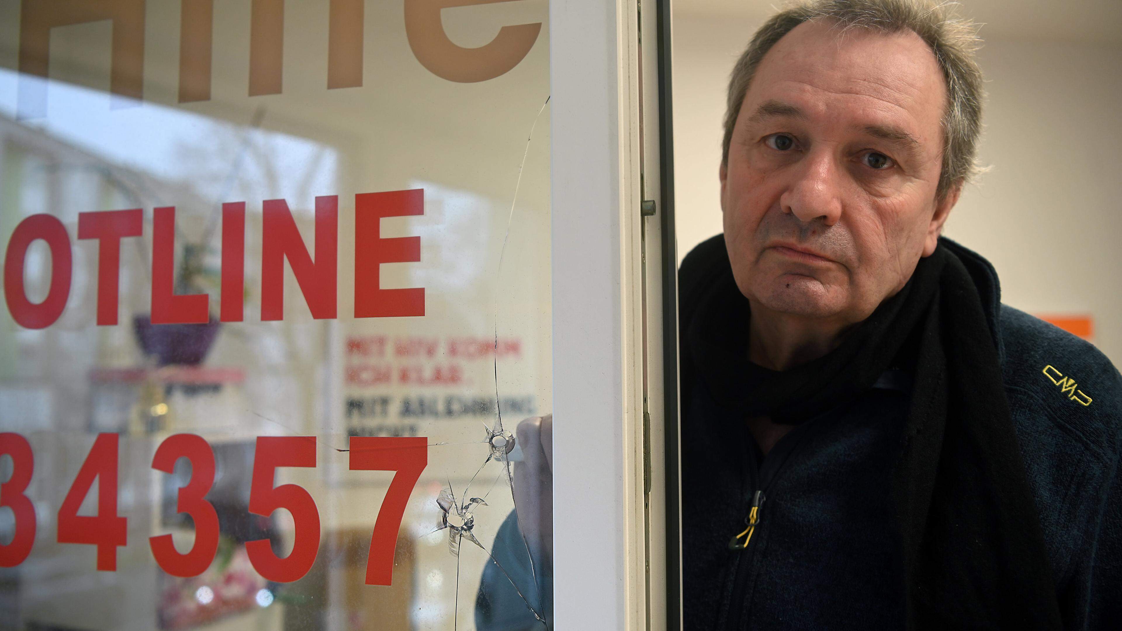 Einschusslöcher am Büro der Aids-Hilfe in Aachen: Kurz nach dem Jahreswechsel stellte Geschäftsführer Walter Brüsseler fest, dass Unbekannte mit einer Pistole oder einer Schleuder zwei Mal auf ein Fenster gefeuert haben.