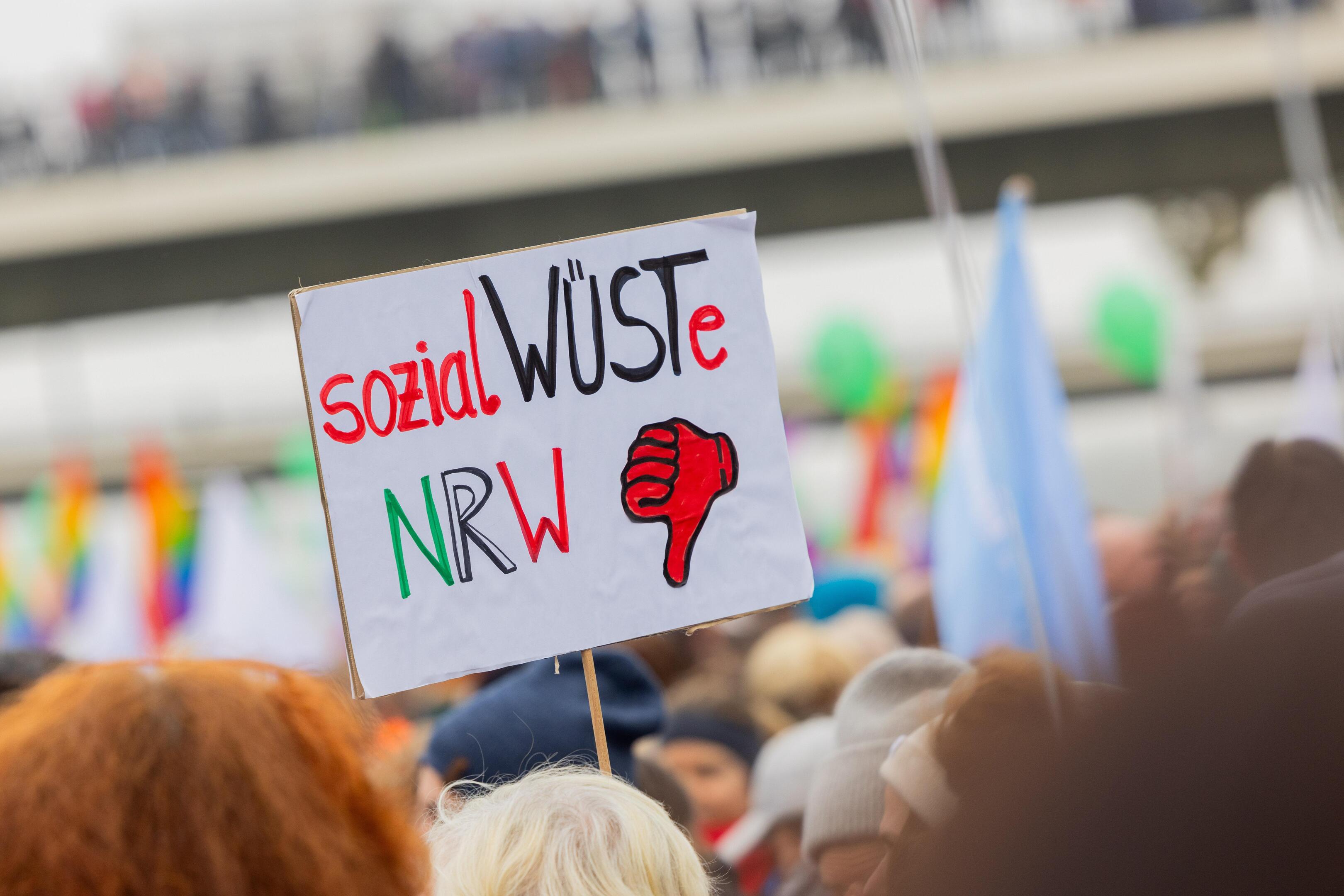 Gegen die Kürzungspläne der Landesregierung im sozialen Bereich gab es massive Proteste - zum Teil erfolgreich. Der Städteregionstag konnte sich im Gegensatz zum Aachener Stadtrat allerdings nicht auf eine gemeinsame Resolution gegen die Pläne verständigen. 