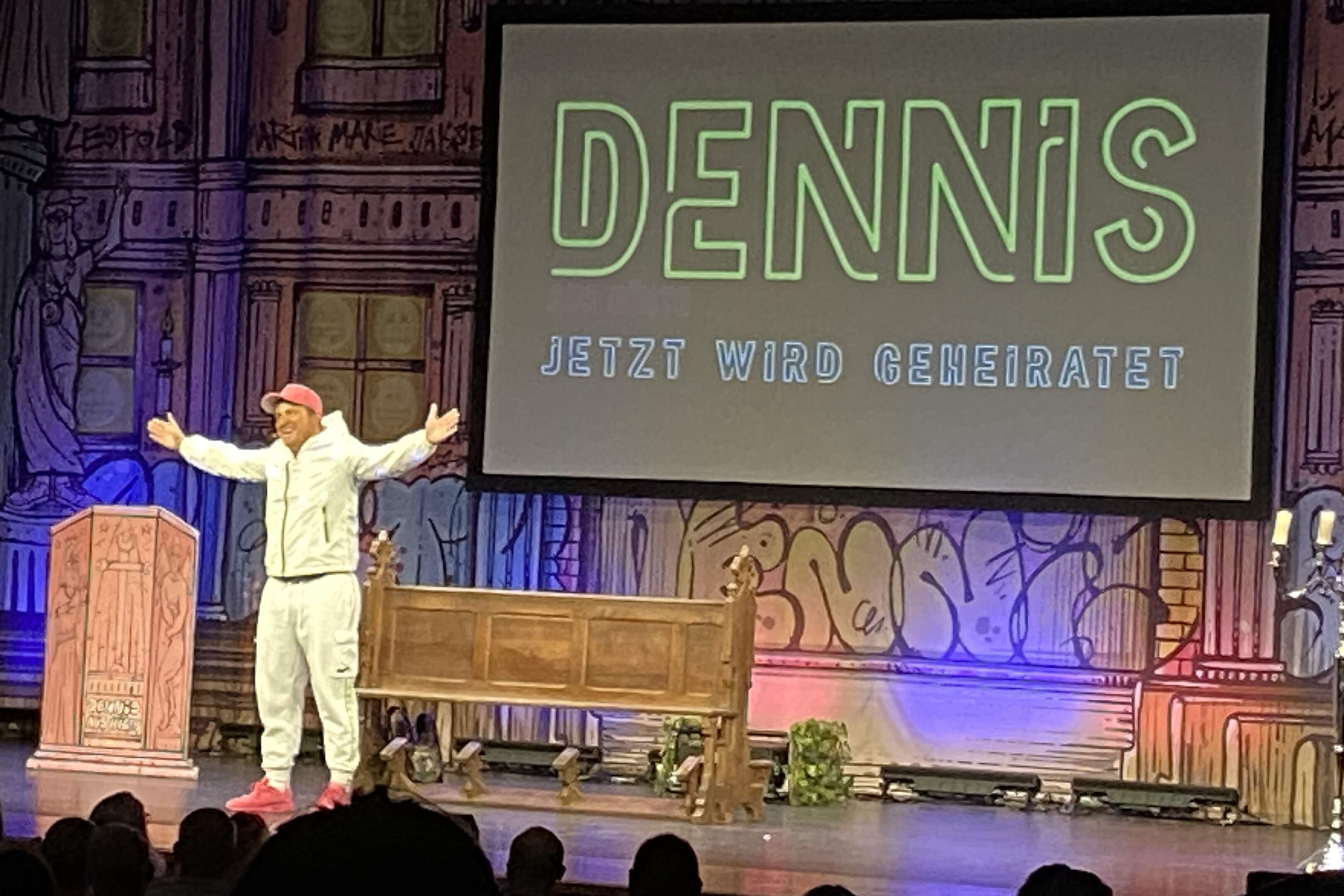 Martin Klempnow in der Rolle des Dennis aus Hürth.