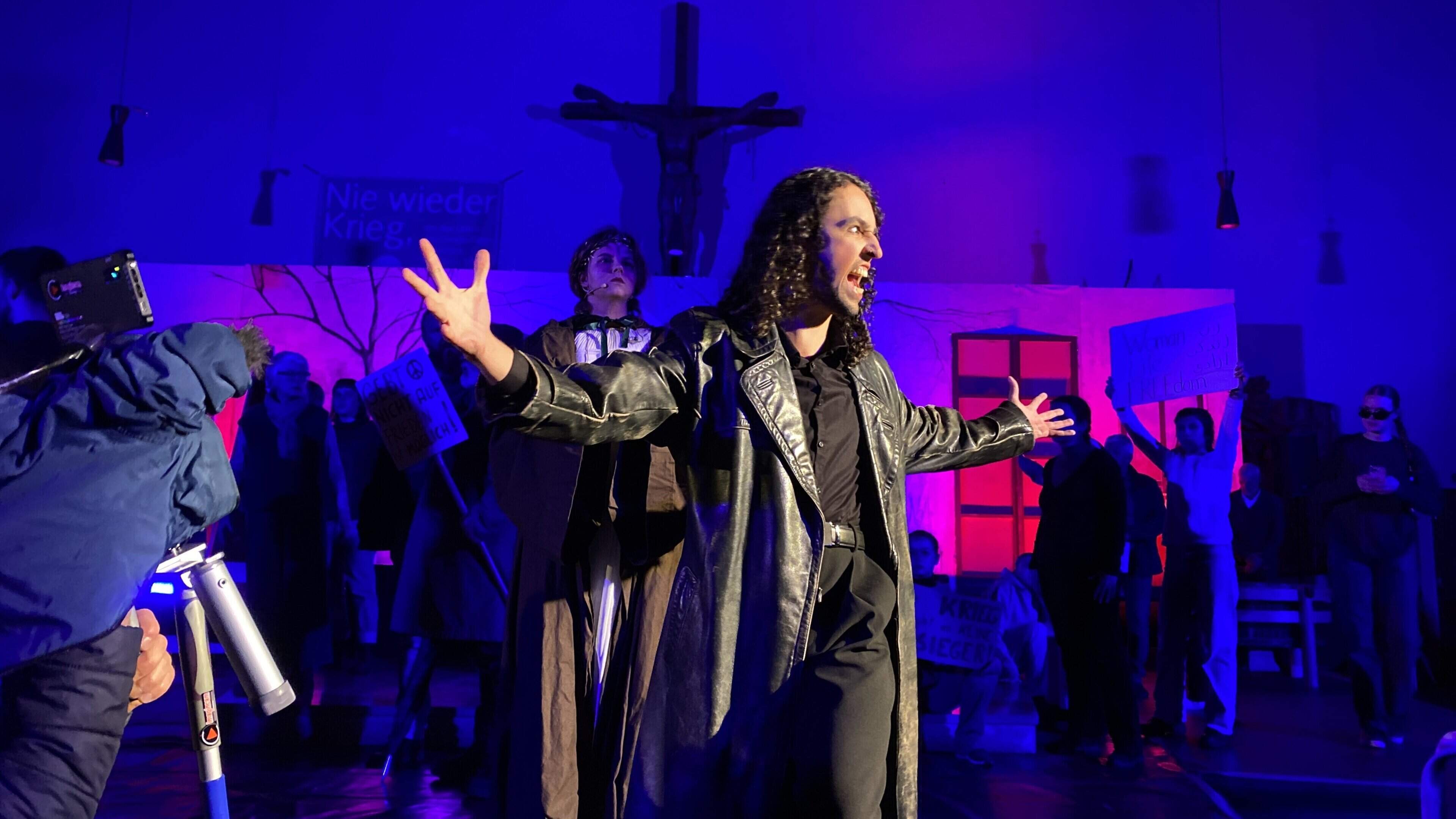 „Nichts, niemand, keiner, gar nichts kann mich aufhalten! Mein Kampf ist heilig und deshalb gerecht!“