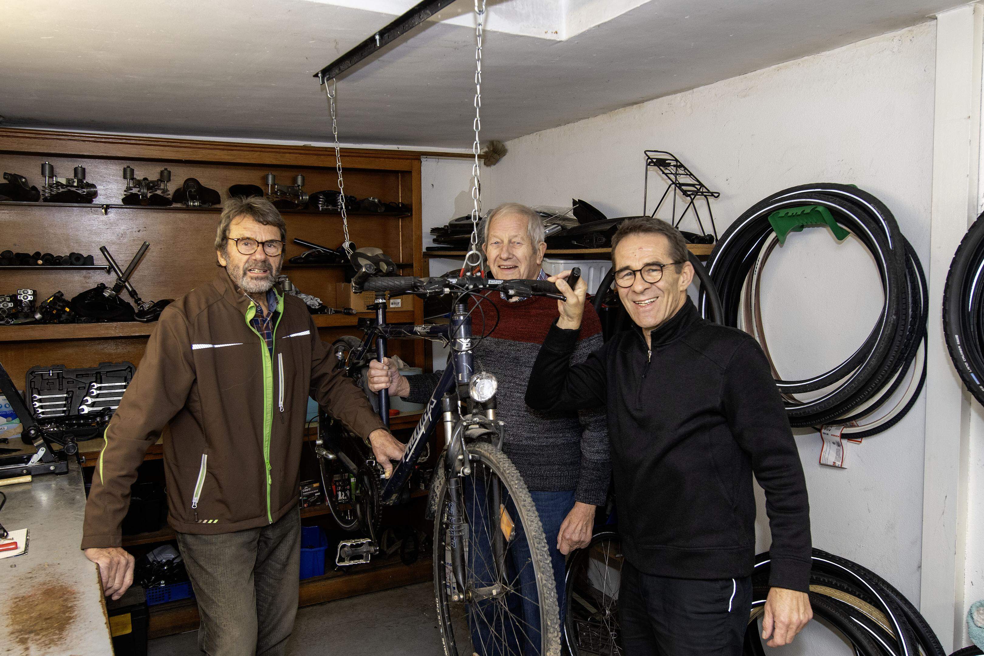 Rainer Mansel, Peter Dahlmanns und Diethelm Salomon arbeiten aktuell in einer viel zu kleinen Werkstatt. Dringend werden größere Räume und Fahrräder aller Art gesucht.