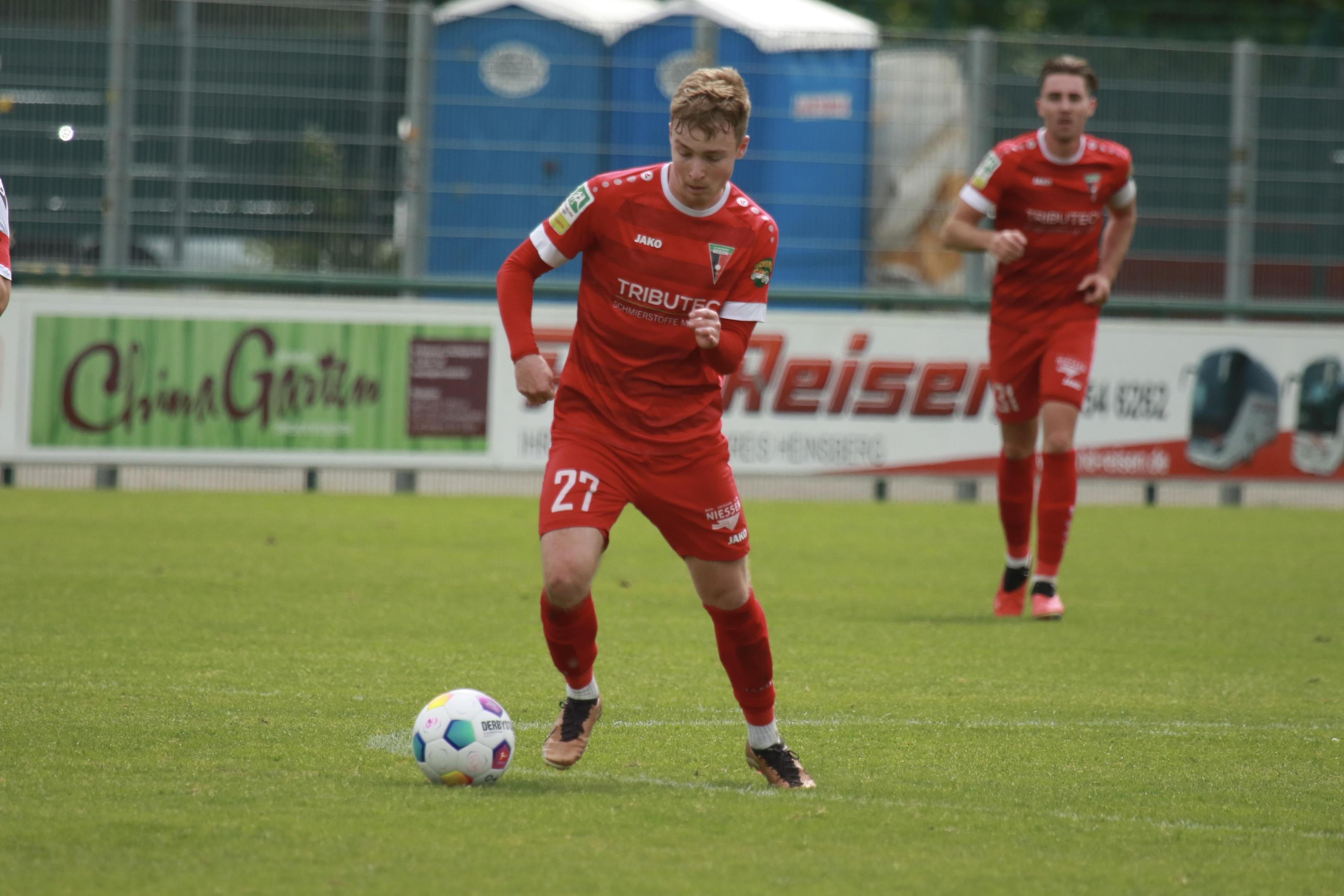 Der FC Wegberg-Beeck, hier Niklas Fensky und Yannik Leersmacher im Hintergrund im Spiel gegen Lippstadt, ist am Freitag bei RWO zu Gast.