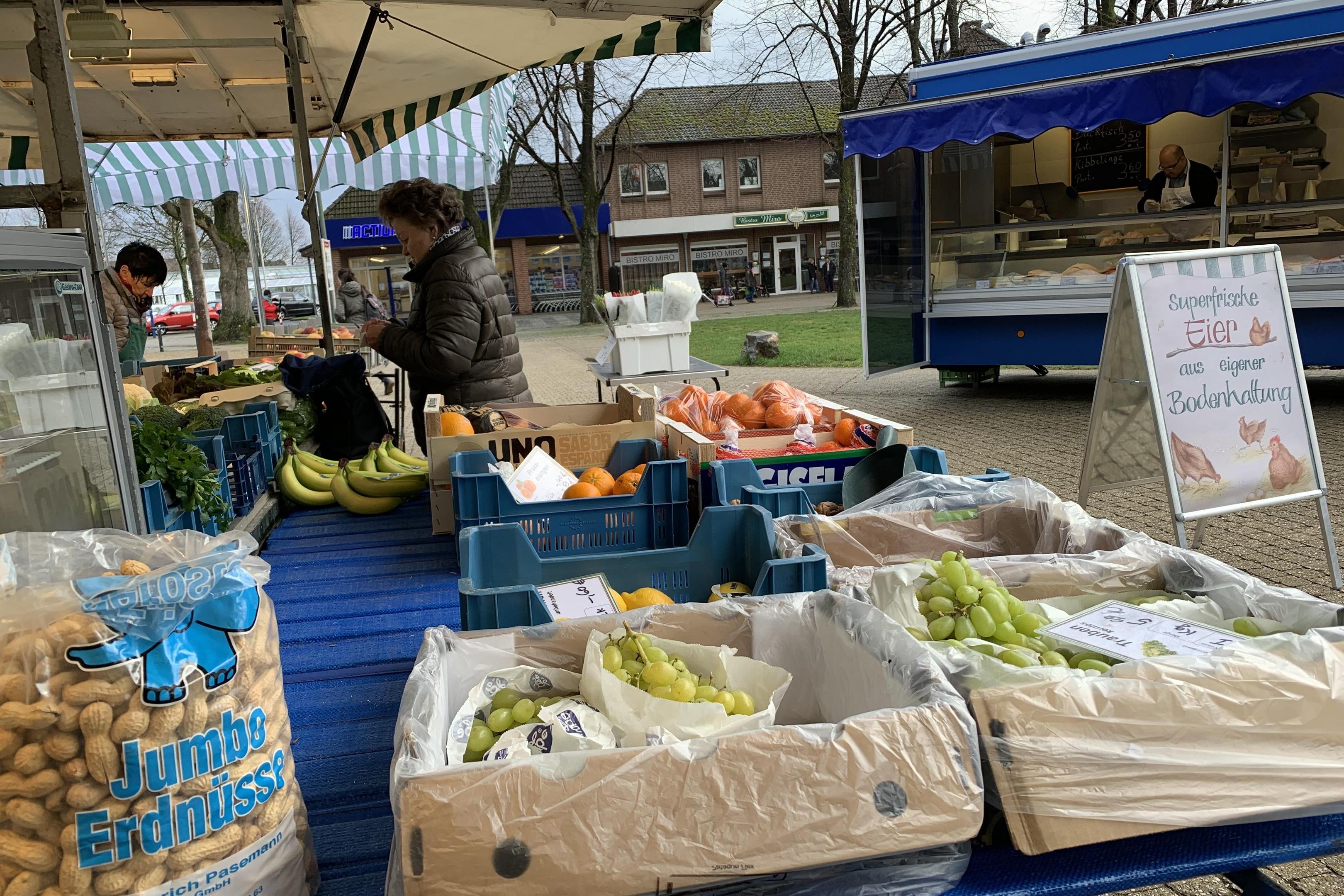 Obst, Gemüse, Fisch: Den Wochenmarkt in Merkstein – hier ein Bild aus dem Jahr 2019 – wieder beleben wollen Herzogenraths Politiker.
