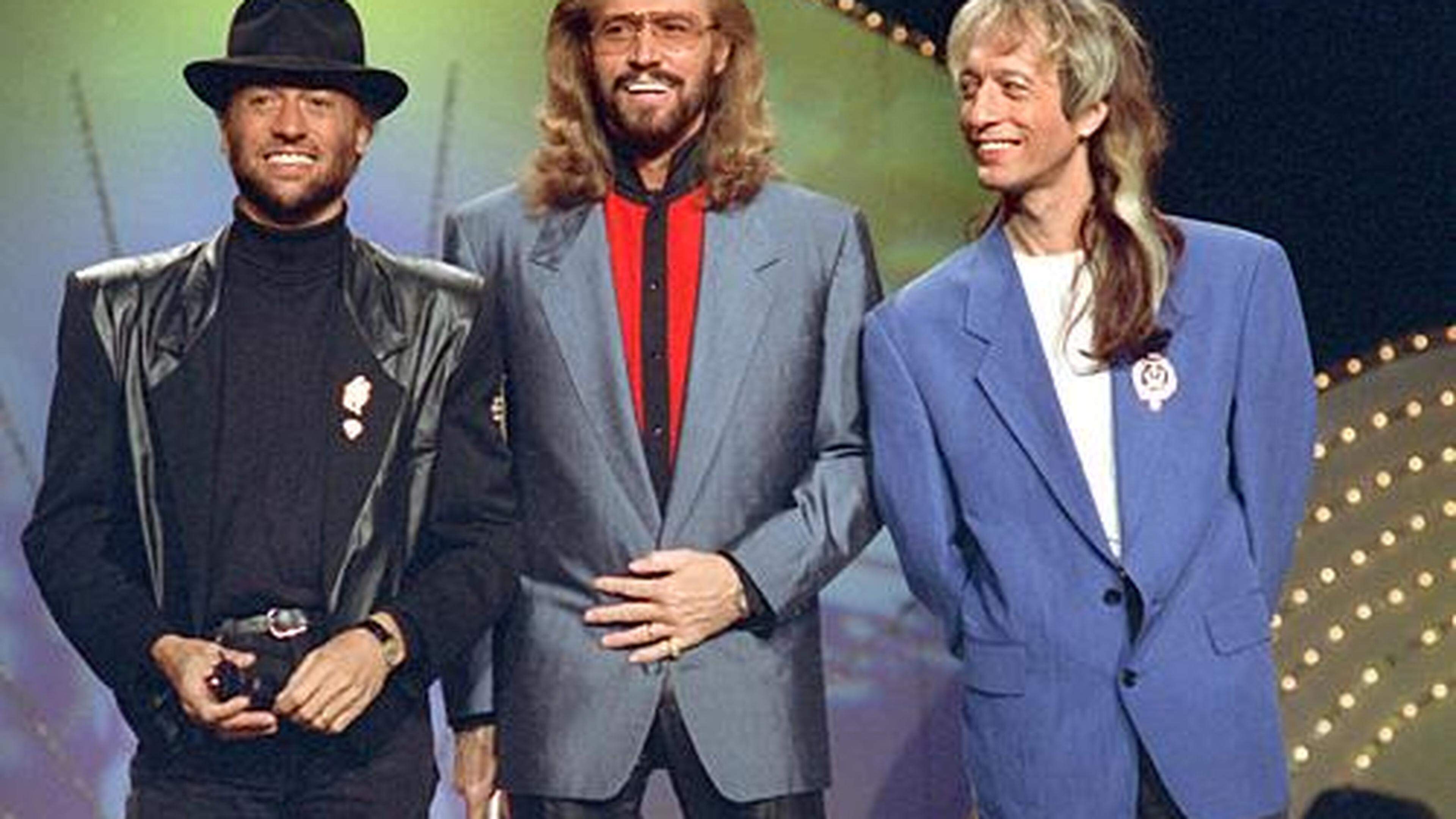Die Popgruppe Bee Gees, bestehend aus den Brüdern Maurice, Barry und Robin Gibb (von links) bei einem Auftritt im Jahr 1991.