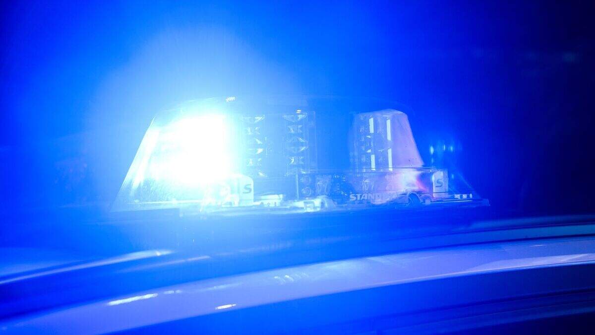 Tisch auf Fahrbahn: Auto prallt bei Birgel gegen Möbelstück