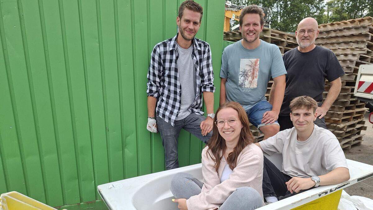 Why participants and spectators get wet in the bathtub races