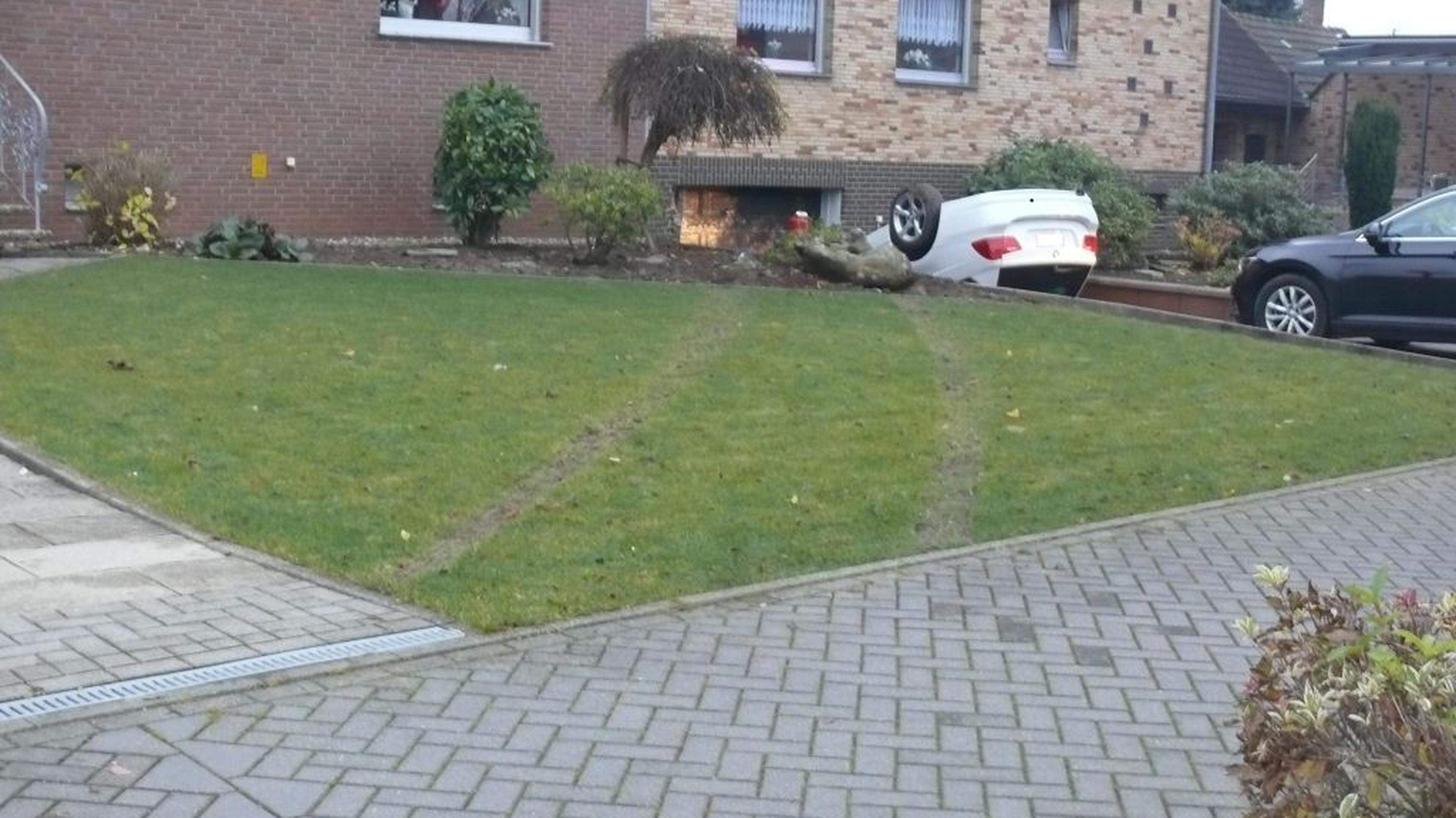 Totalschaden Auto fährt durch und landet auf dem Dach