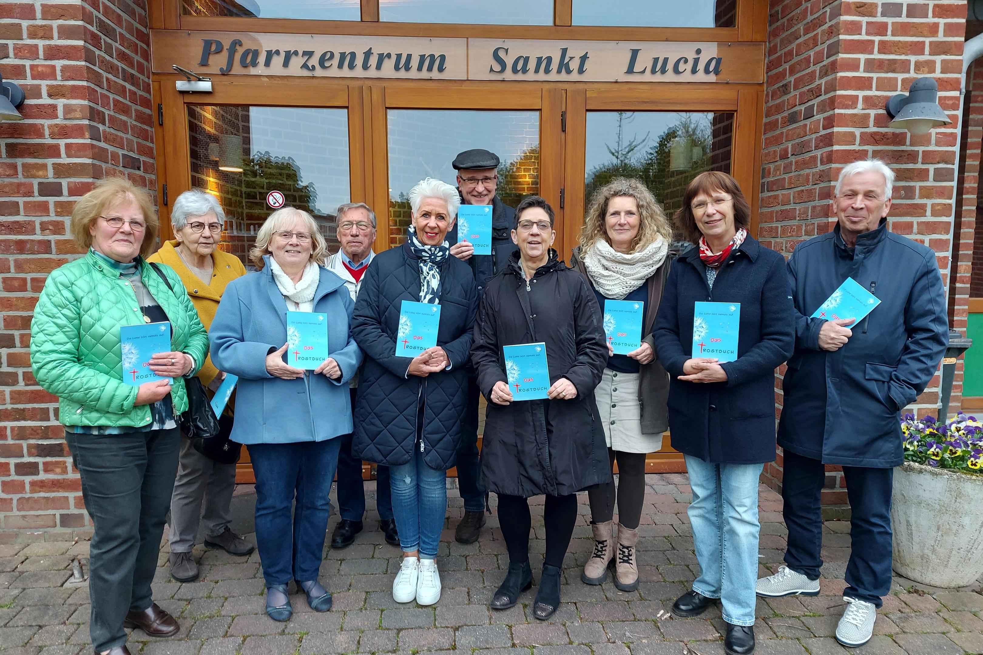 Menschen, die Texte und Bilder für das Trostbuch eingesendet hatten, feierten jetzt mit Gemeindereferentin Gabriele Thönnessen das Erscheinen des Buches.