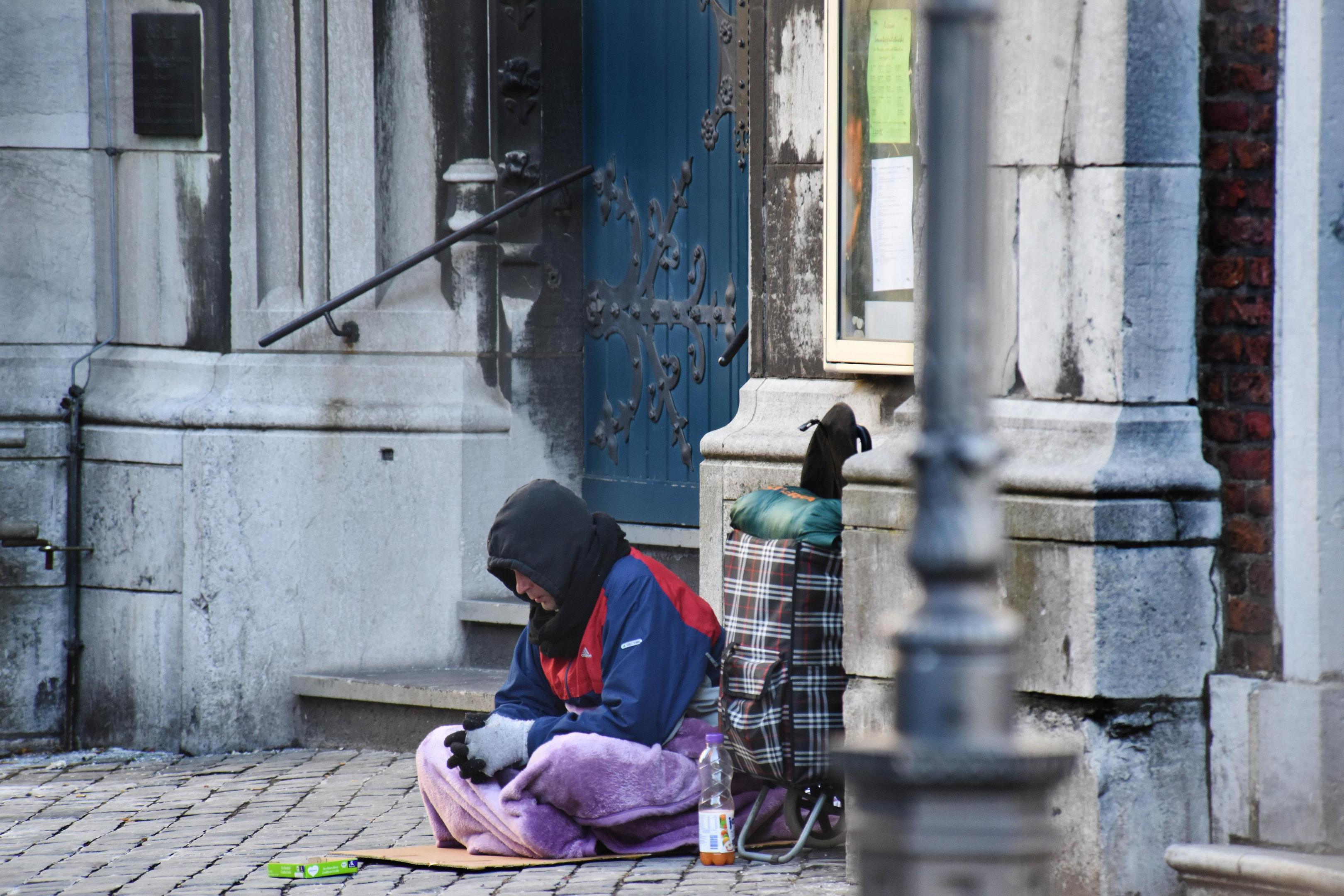 Oft zurückhaltend, manchmal auch aggressiv: Obdachlose in Aachen, hier vor der Kirche St. Foillan in der Innenstadt.