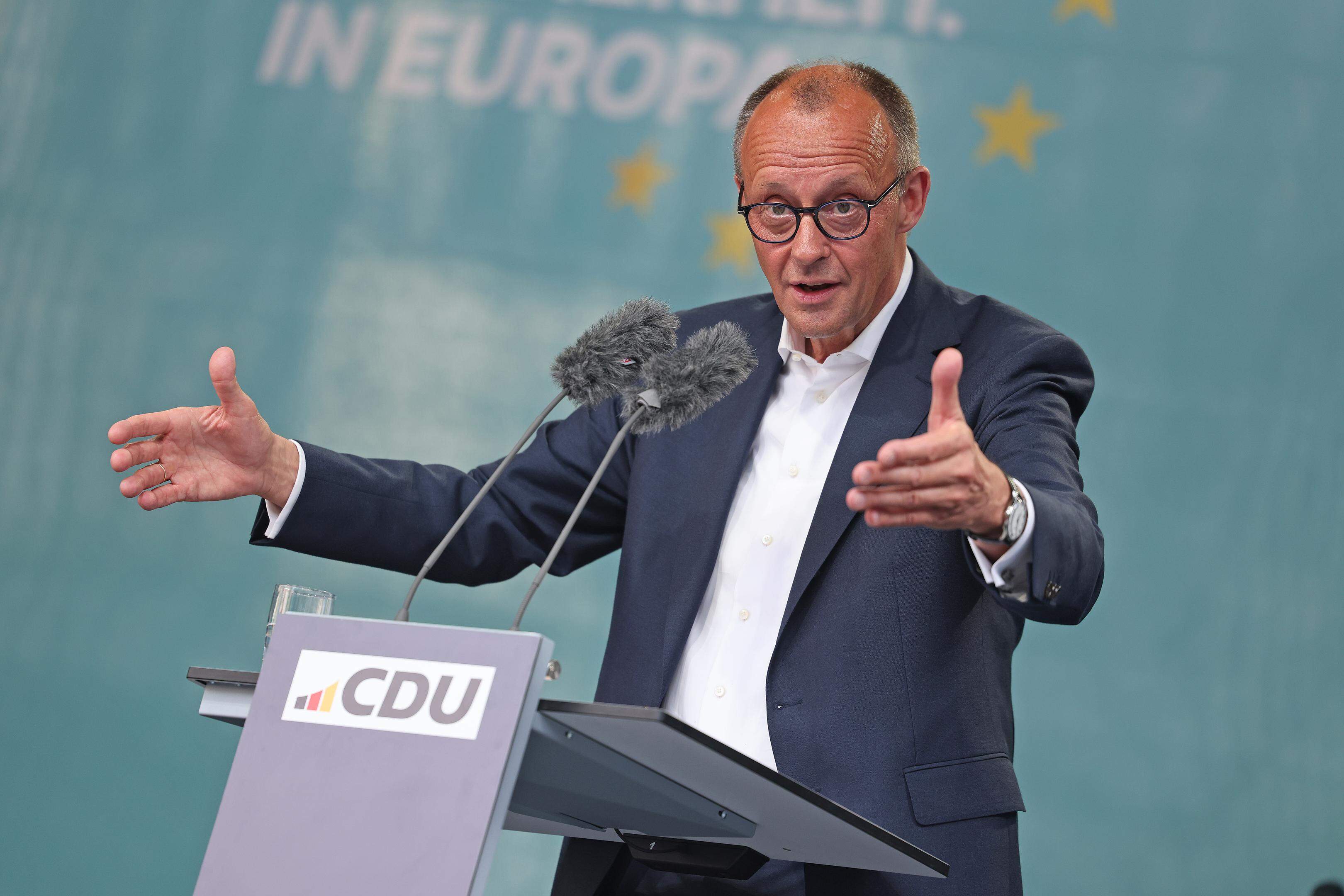 Plädoyer für Frieden, Freiheit in Europa: CDU-Bundeschef Friedrich Merz spricht am Donnerstagabend auf dem Aachener Katschhof.