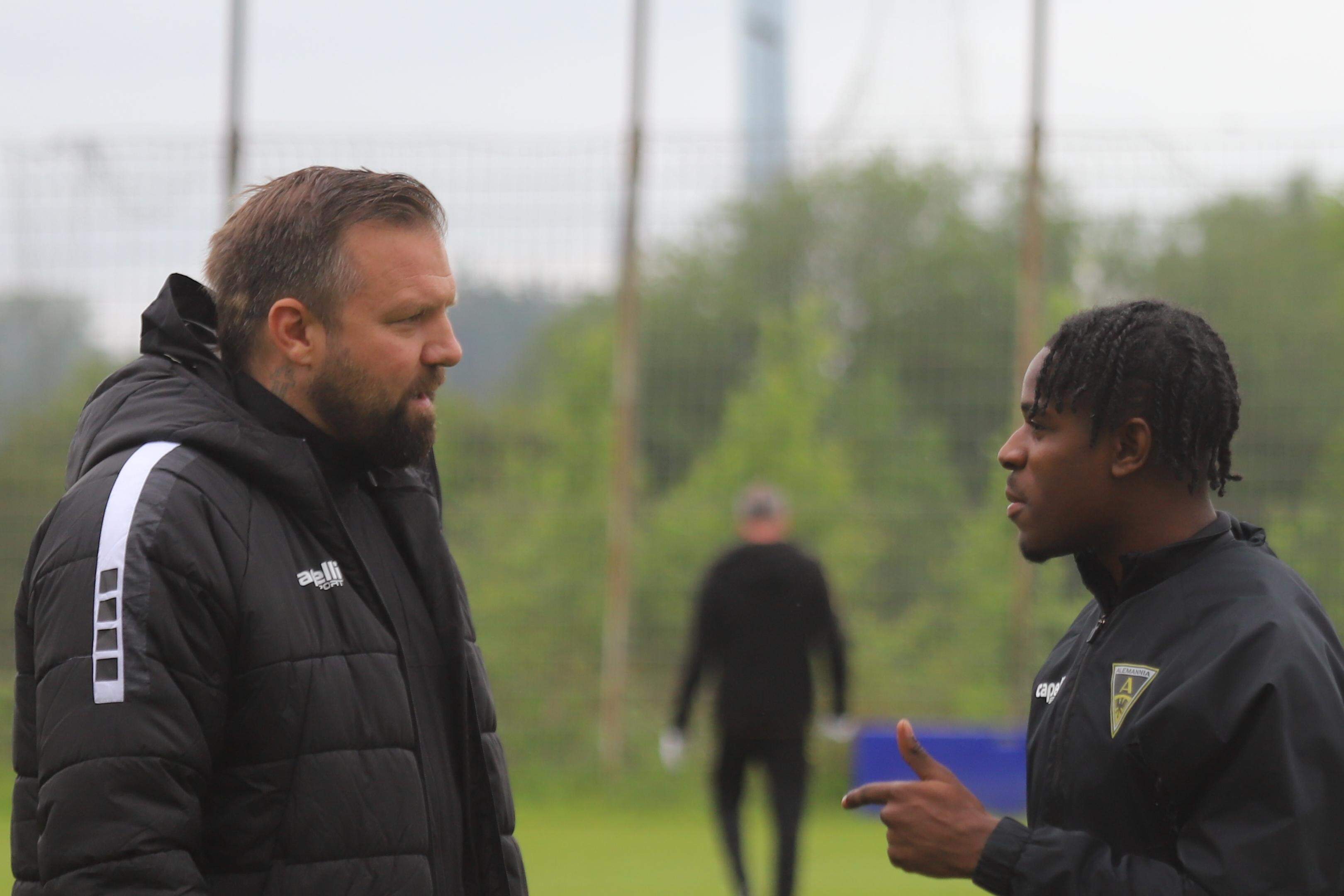 Herzlich willkommen: Aachens Trainer Heiner Backhaus begrüßt den Gastspieler Wesley Frimpong.
