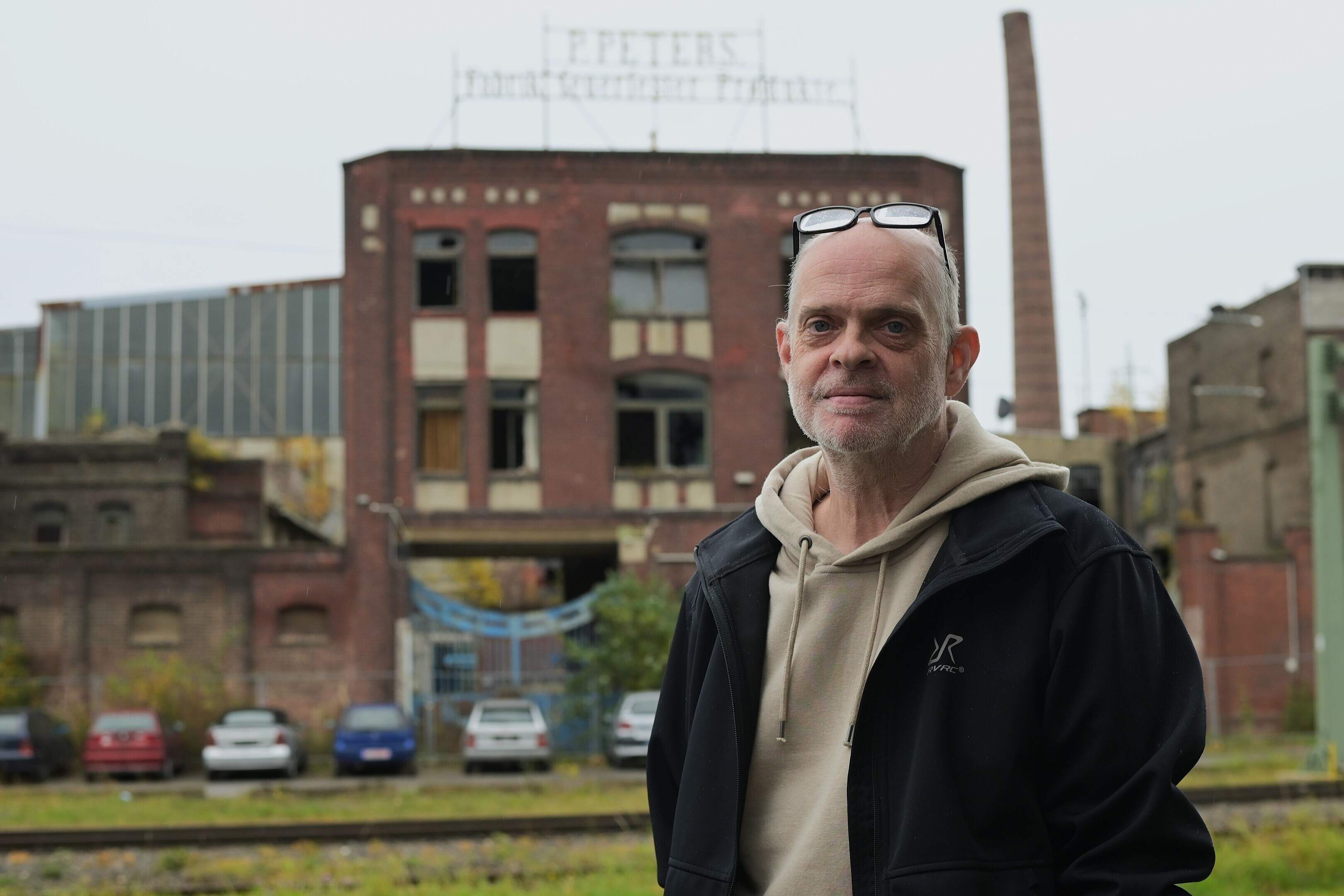 Volker Rechner erkundet vergessene Orte auf der ganzen Welt. In der verfallenen Fabrik im Hintergrund – Feuerfeste Peters am Stolberger Hauptbahnhof – war der 56-Jährige allerdings noch nie.