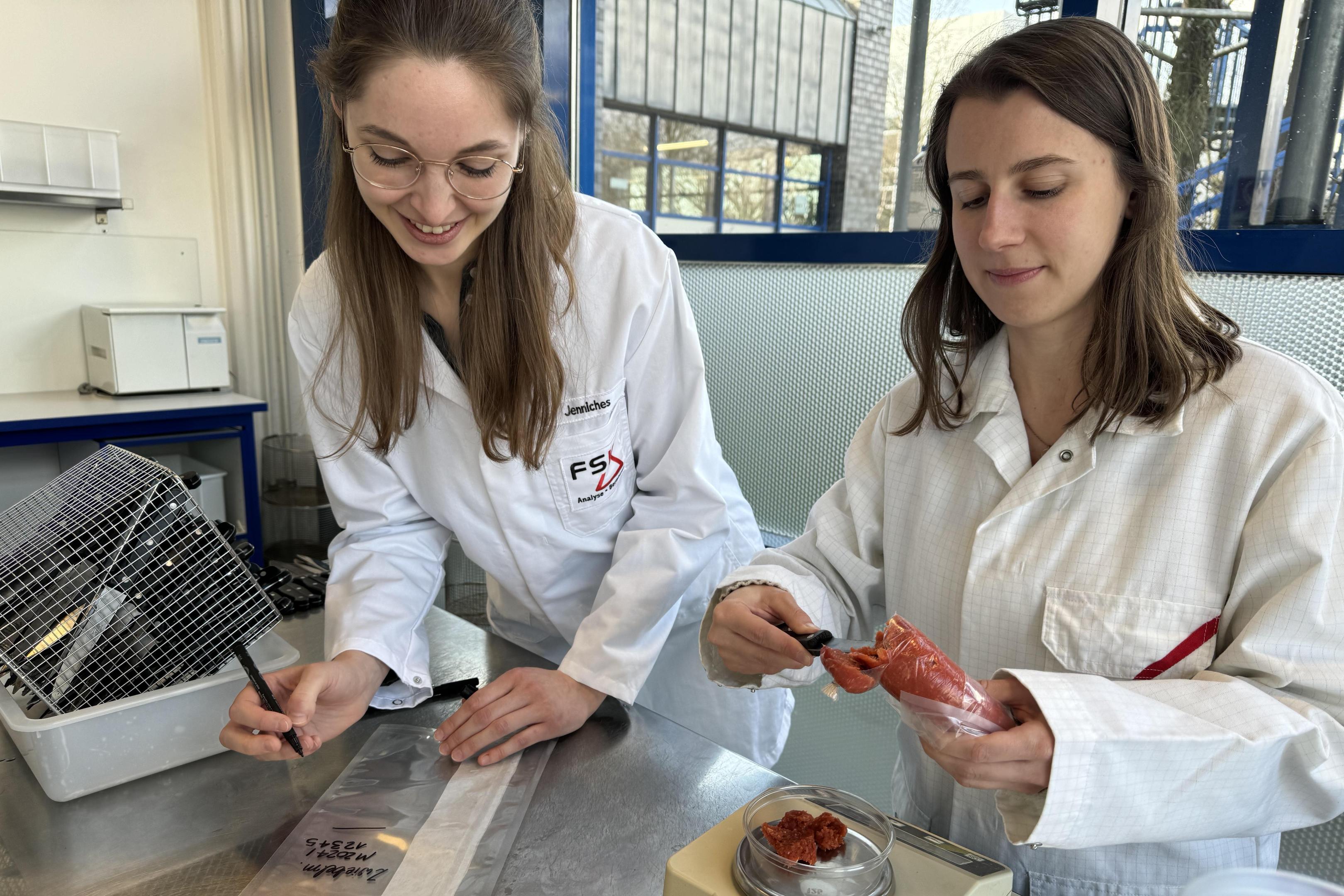 Auch Mettwurst muss analysiert werden: die beiden Lebensmittelchemikerinnen Yvonne Jenniches (l.) und Melina Bangel erläutern die Vorgehensweise.