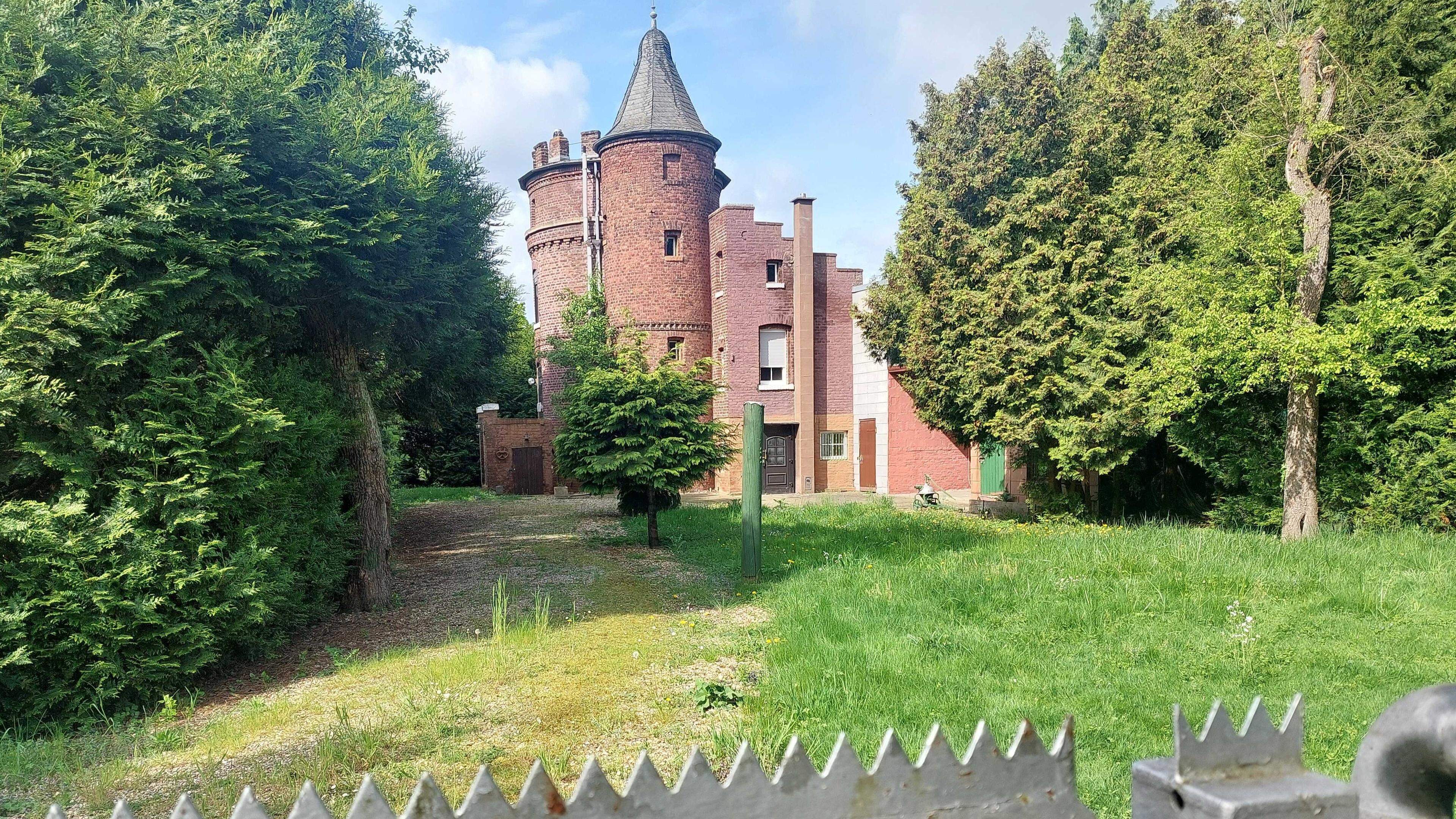 Der Jägerhof am Ortsrand von Oberzier, das Elternhaus des Bundesgesundheitsministers, steht zum Verkauf: ein unter Denkmalschutz stehender Rundturm.