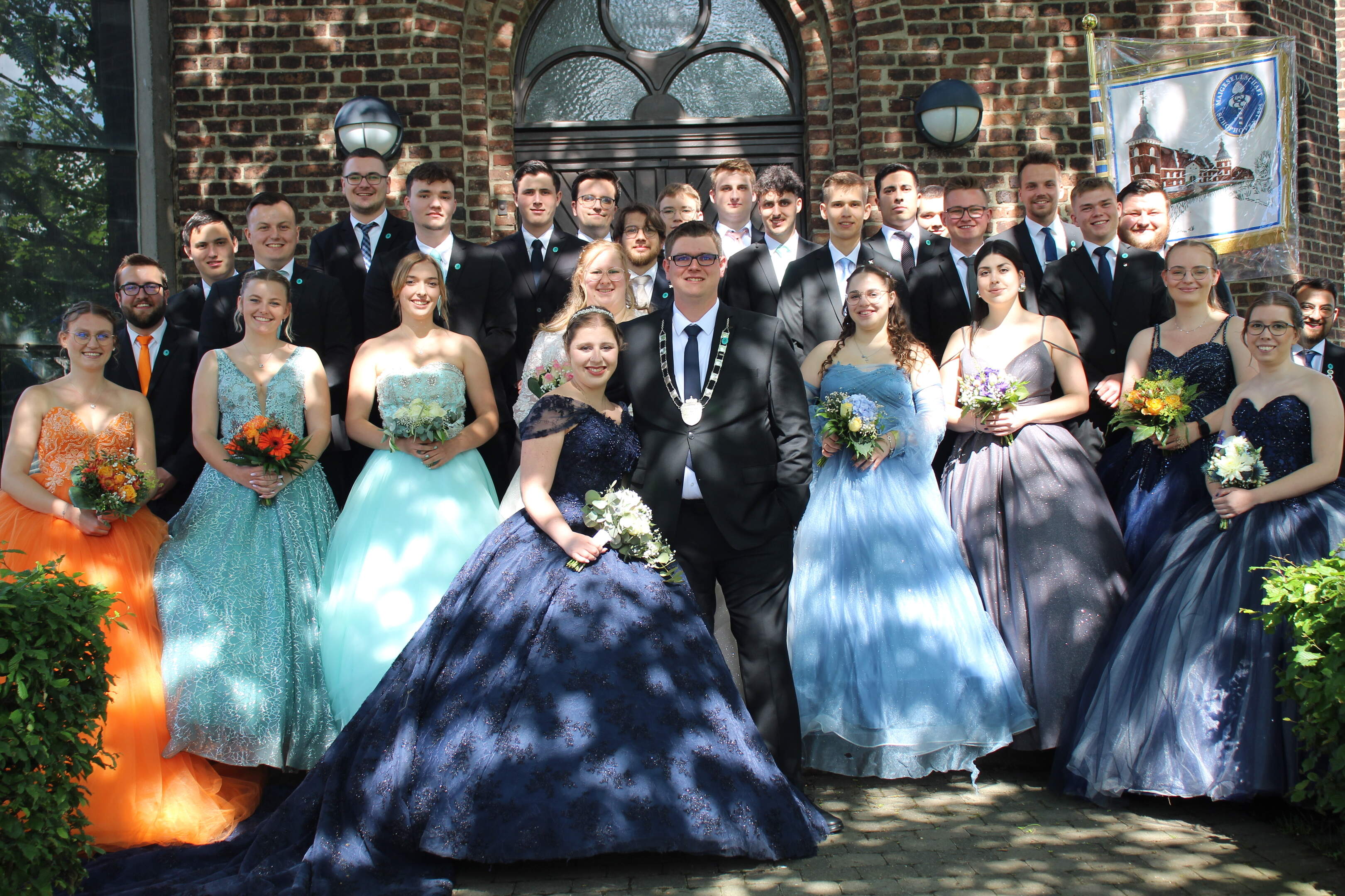 Die Maigesellschaft Schophoven mit Maikönig Marvin Gillessen und Maikönigin Eda Greven (vorne).