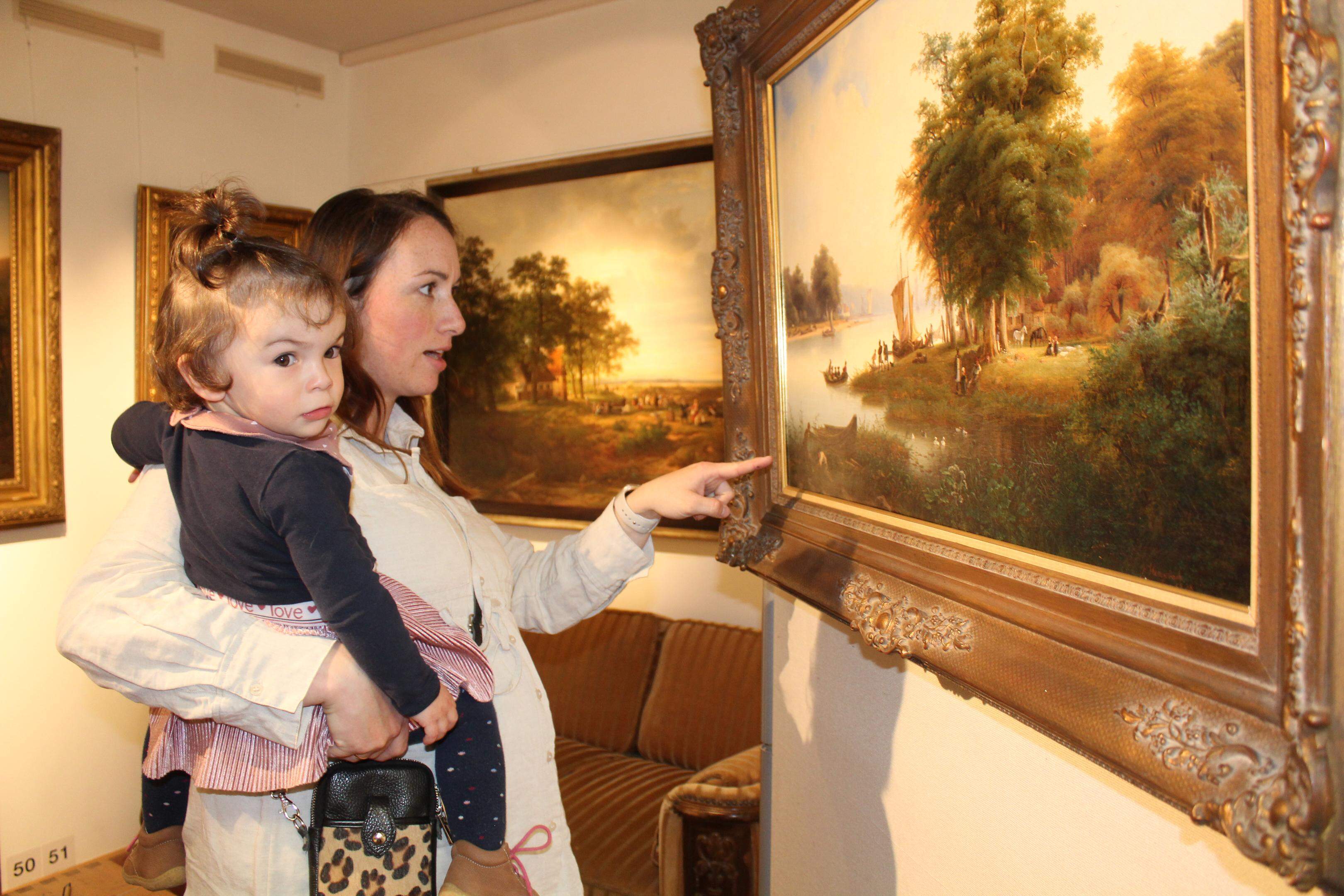 Kleine Kinder vor großen Werken: Die anderthalbjährige Carlotta entdeckt die Malereien im Kulturhaus am Hexenturm Jülich mit ihrer Mutter Julia Meyer. 