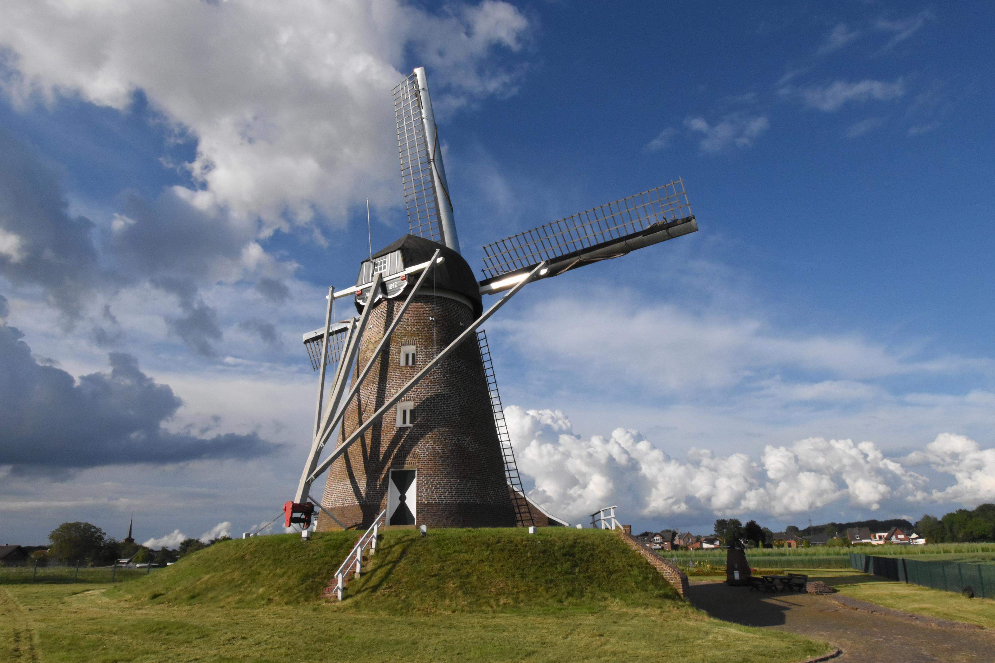 Zum Deutschen Mühlentag am Pfingstmontag öffnen die vier Windmühlen des Vereins Historische Mühlen im Selfkant. Unser Foto zeigt die Windmühle Verbeek in Haaren. 