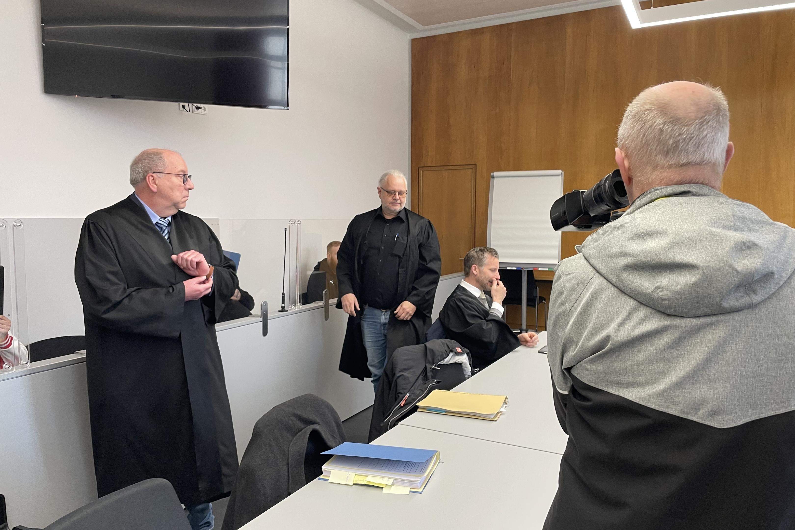 Drei Anwälte, drei Angeklagte: Ein Prozess wegen gefährlicher Körperverletzung und schweren Raubes hat am Mönchengladbacher Landgericht begonnen.