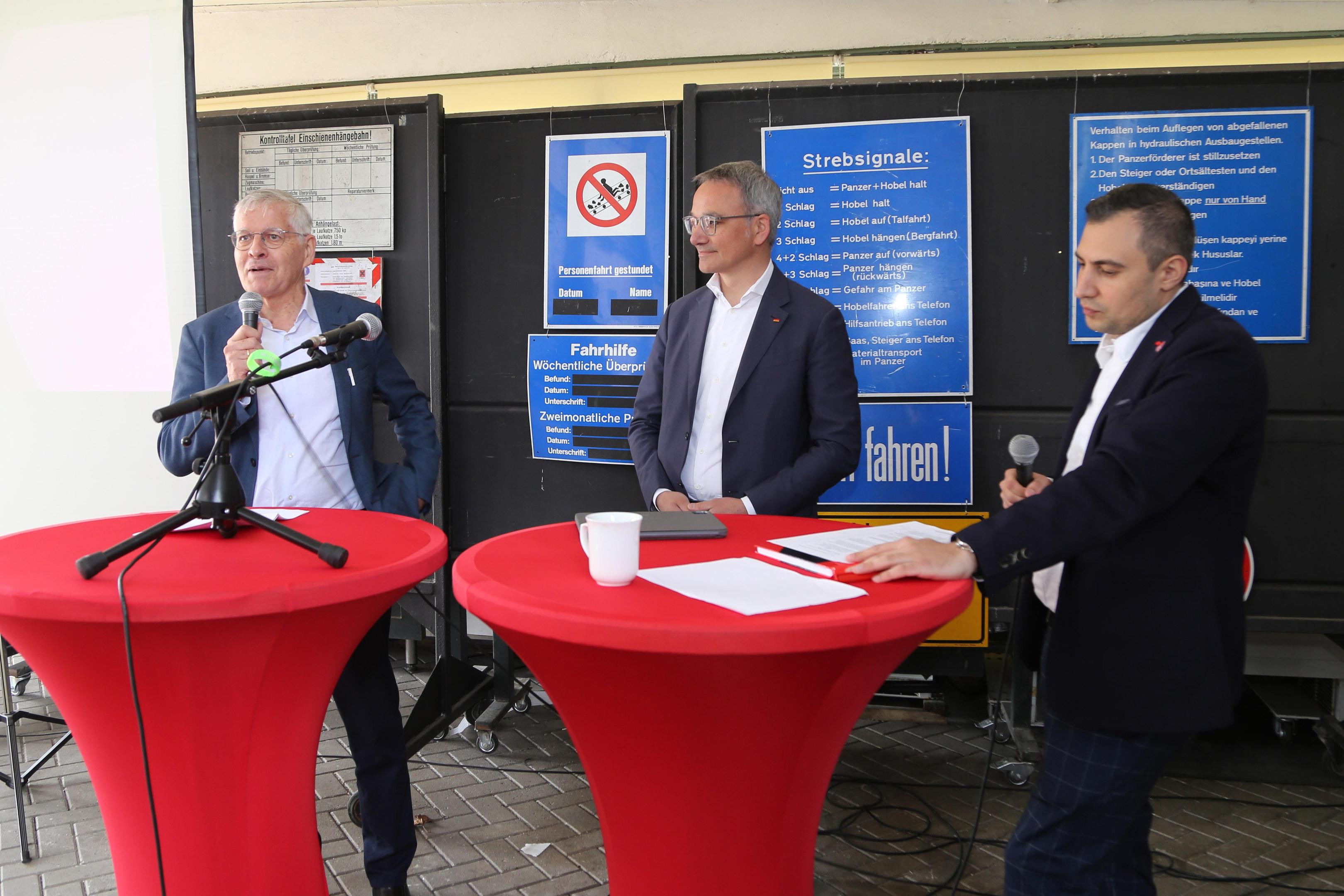 Prof. Dr. Gerhard Bosch und Wilfried Oellers (von links) diskutierten mit Bulut Surat das Thema Tarifwende bei der ersten Betriebs- und Personalrätekonferenz des DGB-Kreisverbands Heinsberg.