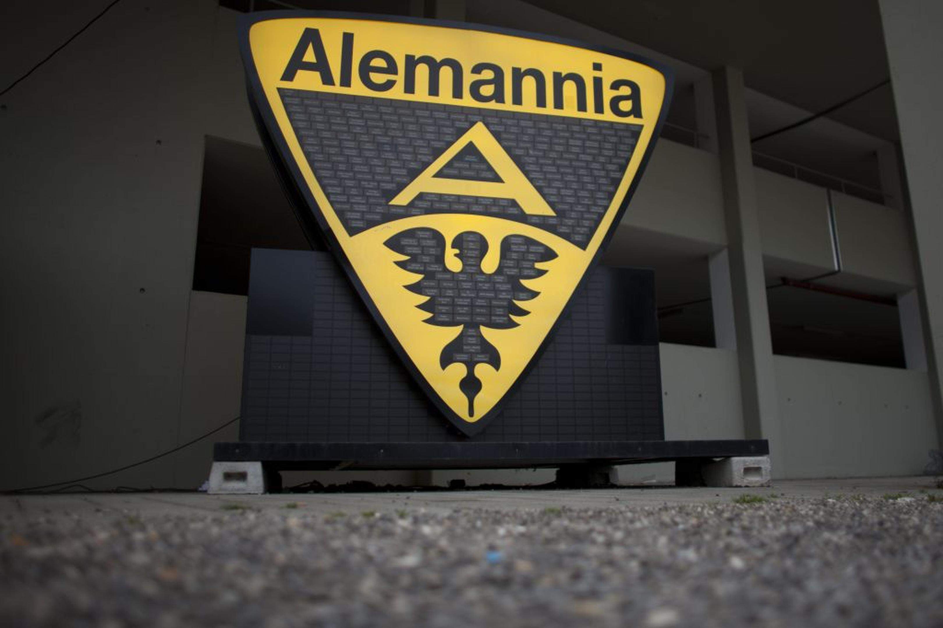 ARCHIV - Ein Logo von Alemannia Aachen steht am 29.10.2012 am Tivoli Stadion in Aachen (Nordrhein-Westfalen). (zu dpa «Insolvenzverwalter: Alemannia Aachen kann Saison beenden» am 23.03.2017) Foto: Rolf Vennenbernd/dpa +++(c) dpa - Bildfunk+++