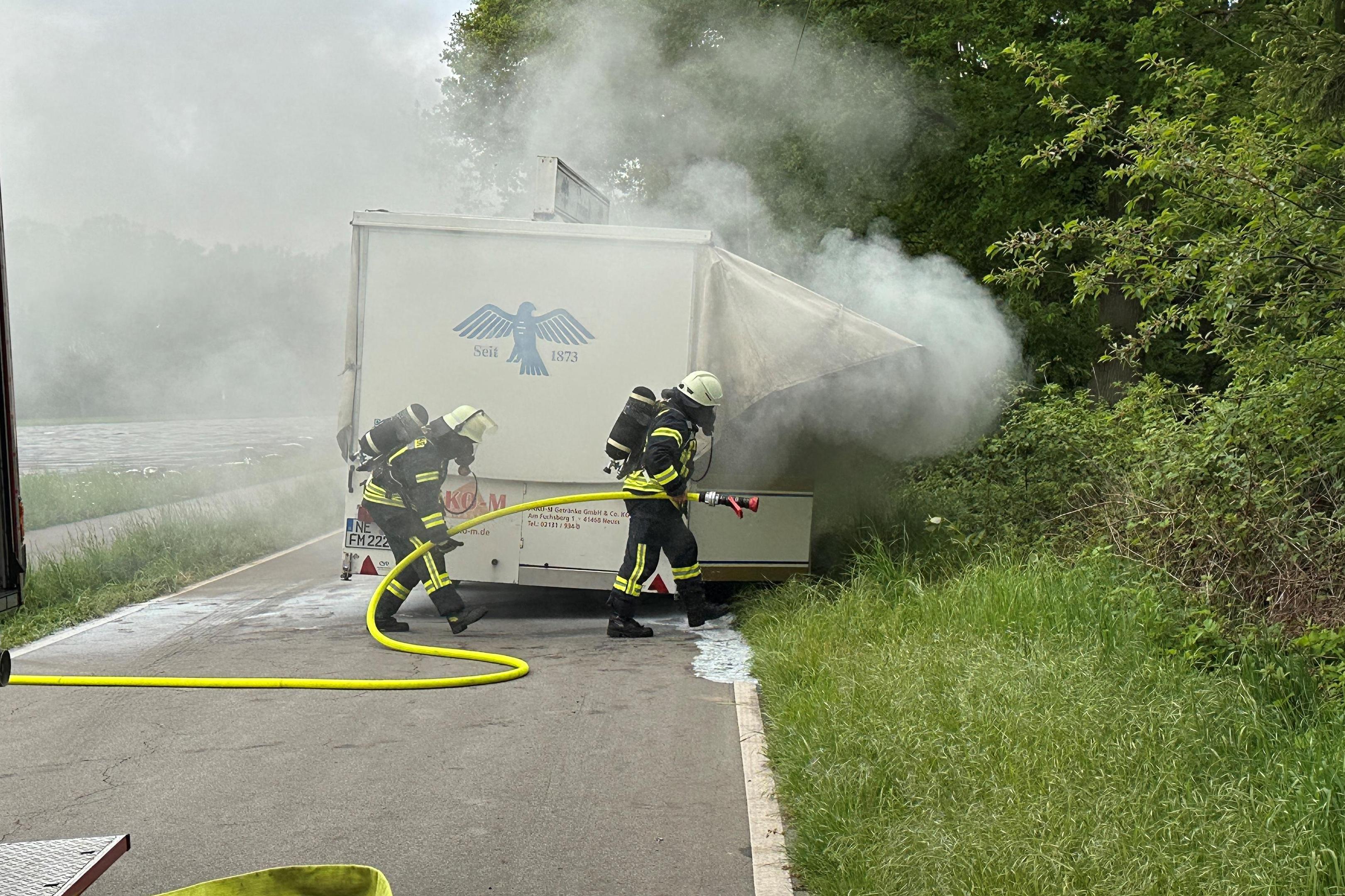 Alleine konnte der Fahrer des Lkw, der den Schankwagen gezogen hatte, den Brand nicht löschen. Die Feuerwehr rückte aus.