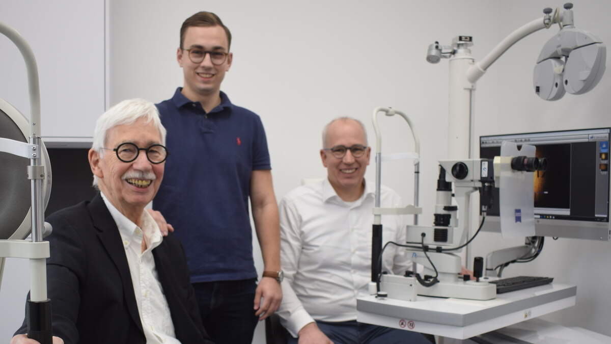 Optician Adi Dautzenberg (79) still seeks eye contact.