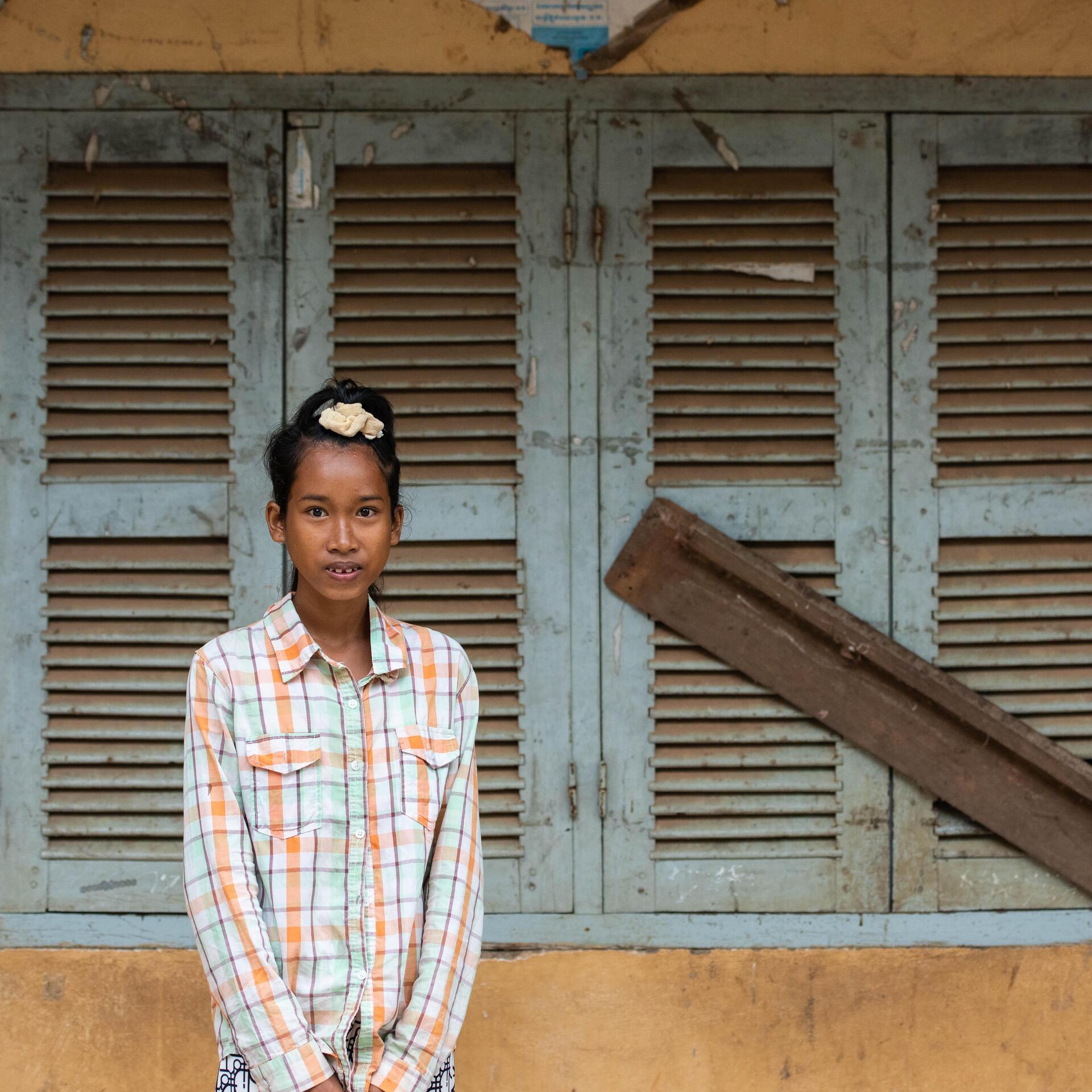 Chantou ist 15 Jahre alt und wird aufgrund einer verzögerten geistigen Entwicklung in Kambodscha stark stigmatisiert. 