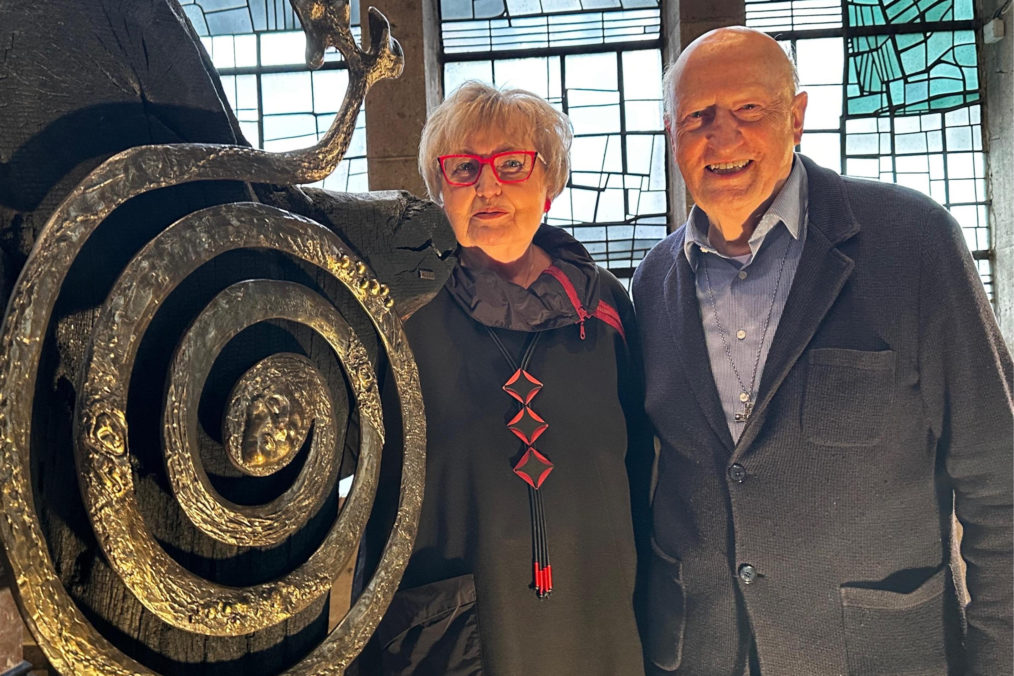 Die Niederzierer Künstlerin Peggy M. Kanacher stellt noch bis zum 28. April 15 ihrer Skulpturen in der Dürener Marienkirche aus. Pfarrer Toni Straeten hat die Schau initiiert. 