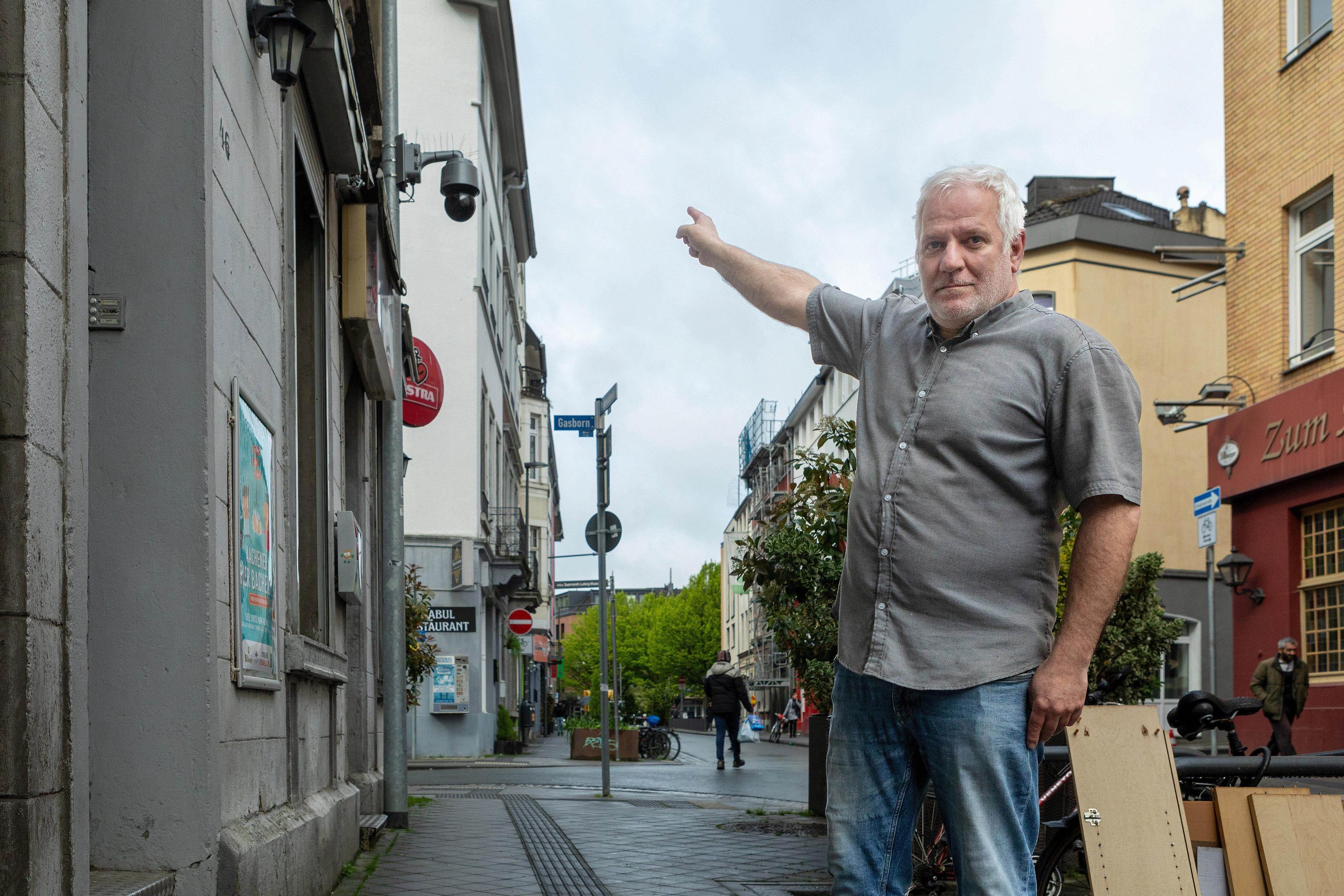 Kameras nützen wenig, wenn sie nur stundenweise im Einsatz sind: Gastronom Jörg Polzin klagt über wachsende Probleme mit der Drogenszene in der Promenadenstraße.