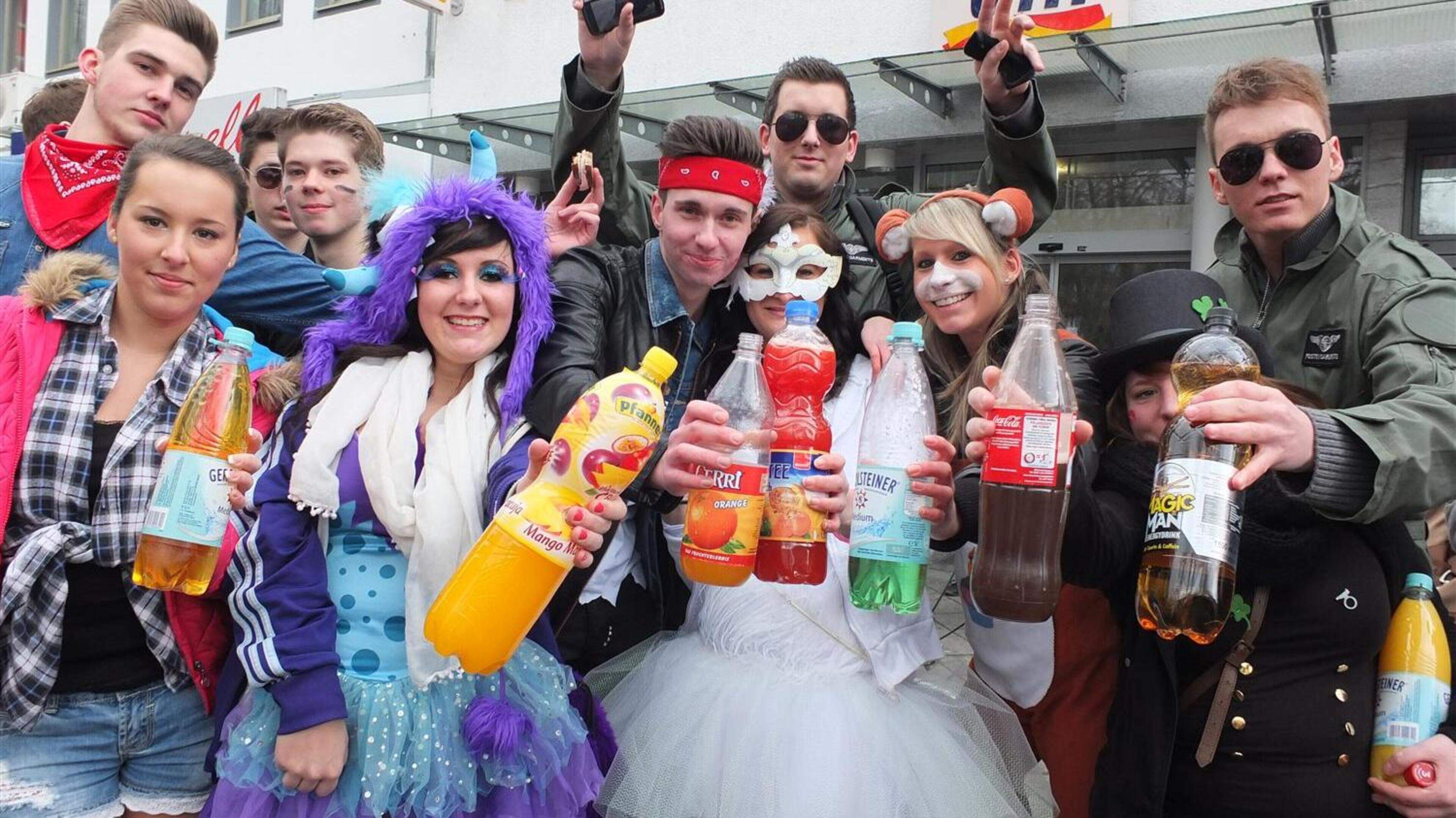 Haetz Jugenddisco am Schlossplatz: Hätz in der Hand und Plastik unter´m Arm ...