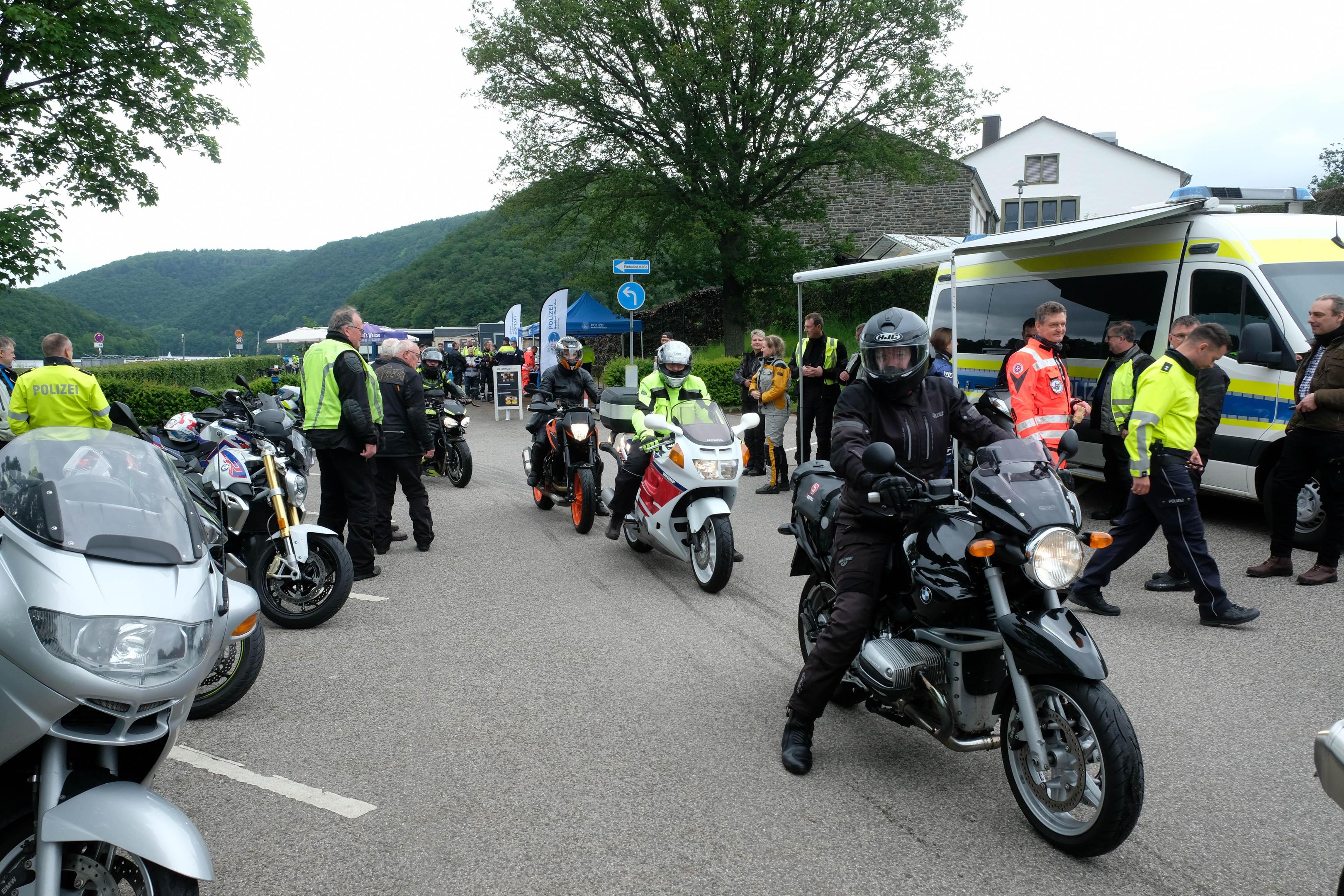 Gut 50 Motorradfahrer aus der Region schlossen  sich der durch die Polizei Aachen begleiteten Biker-Tour an.