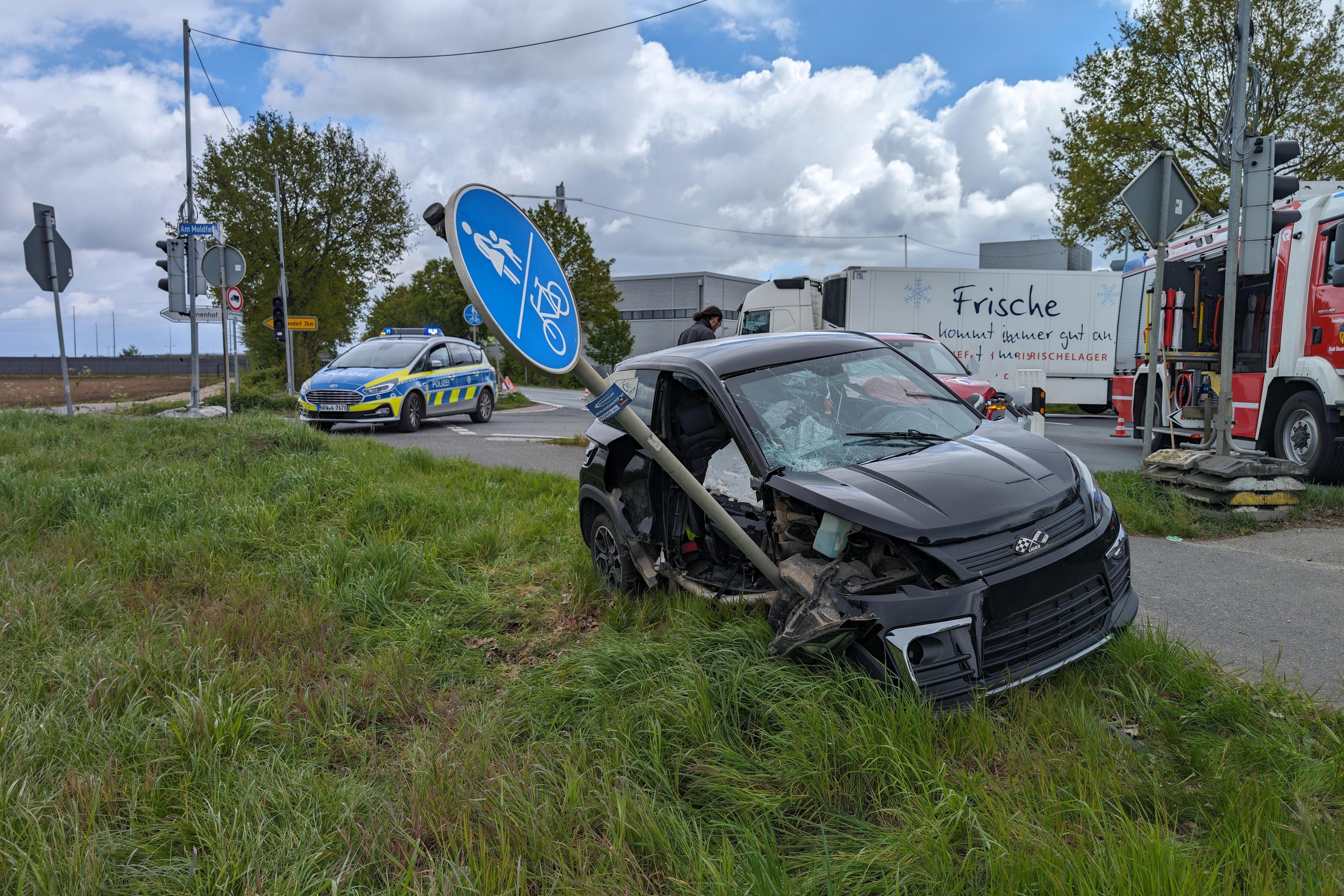 Unfall in Holthausen: In der Nähe der Schokoladenfabrik kollidieren zwei Autos.