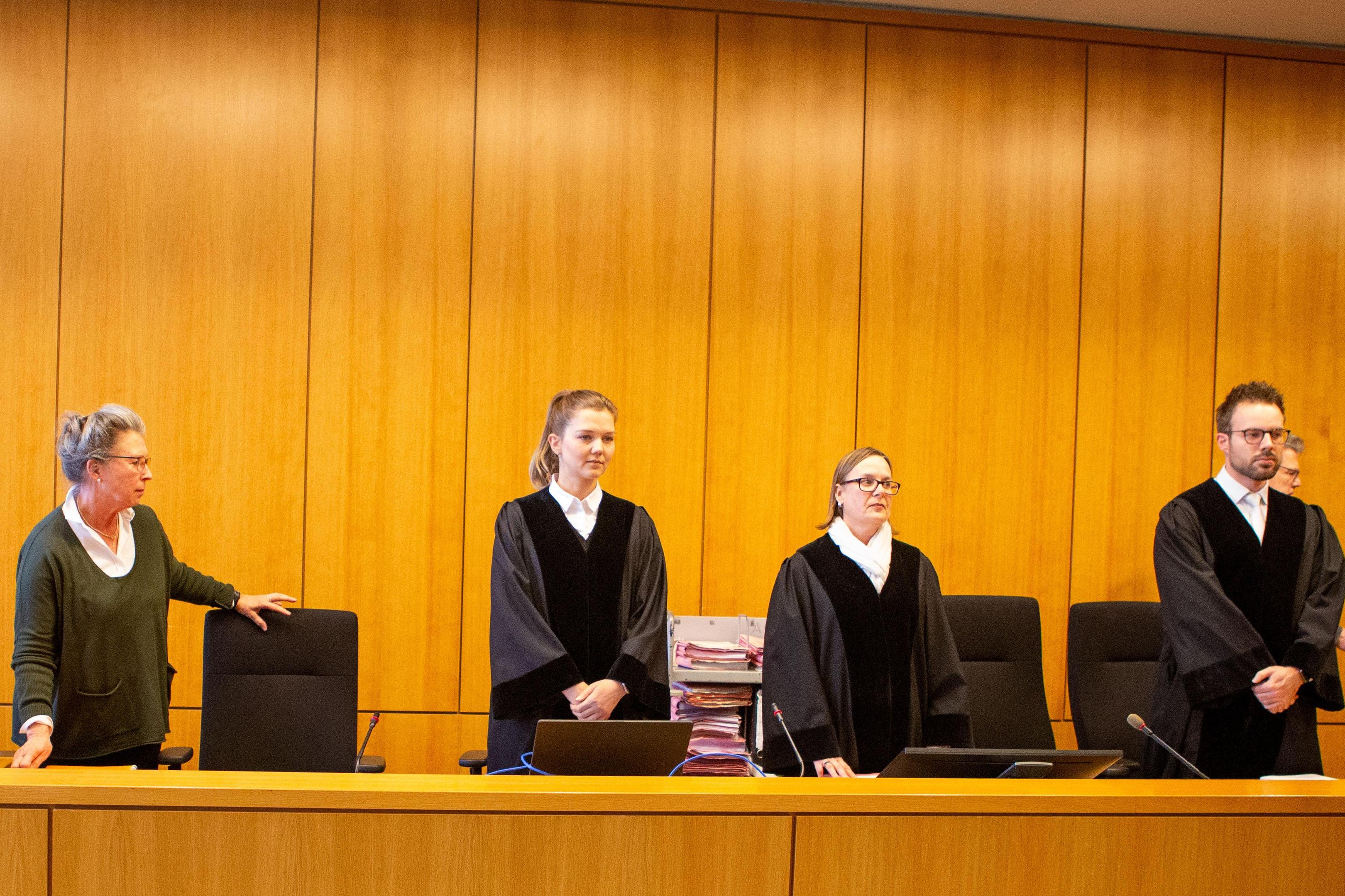 Muss ohne den Hauptangeklagten auskommen: die 2. große Jugendkammer um die Vorsitzende Richterin Melanie Theiner (Dritte von links).