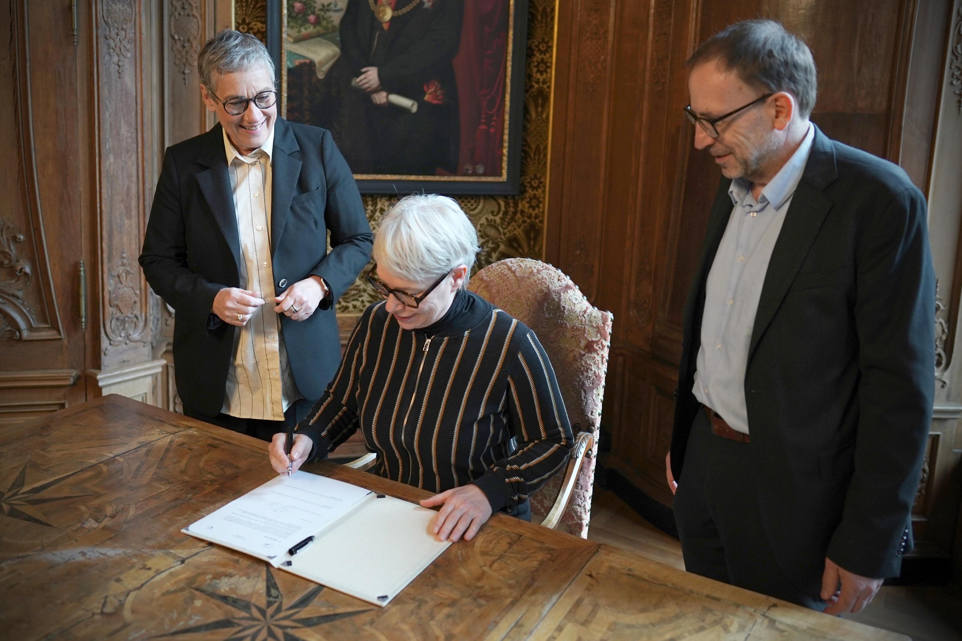Am 12. März unterschrieben Aachens Oberbürgermeisterin Sibylle Keupen (links), Beigeordnete Frauke Burgdorff und Beigeordneter Heiko Thomas den Klimastadtvertrag.