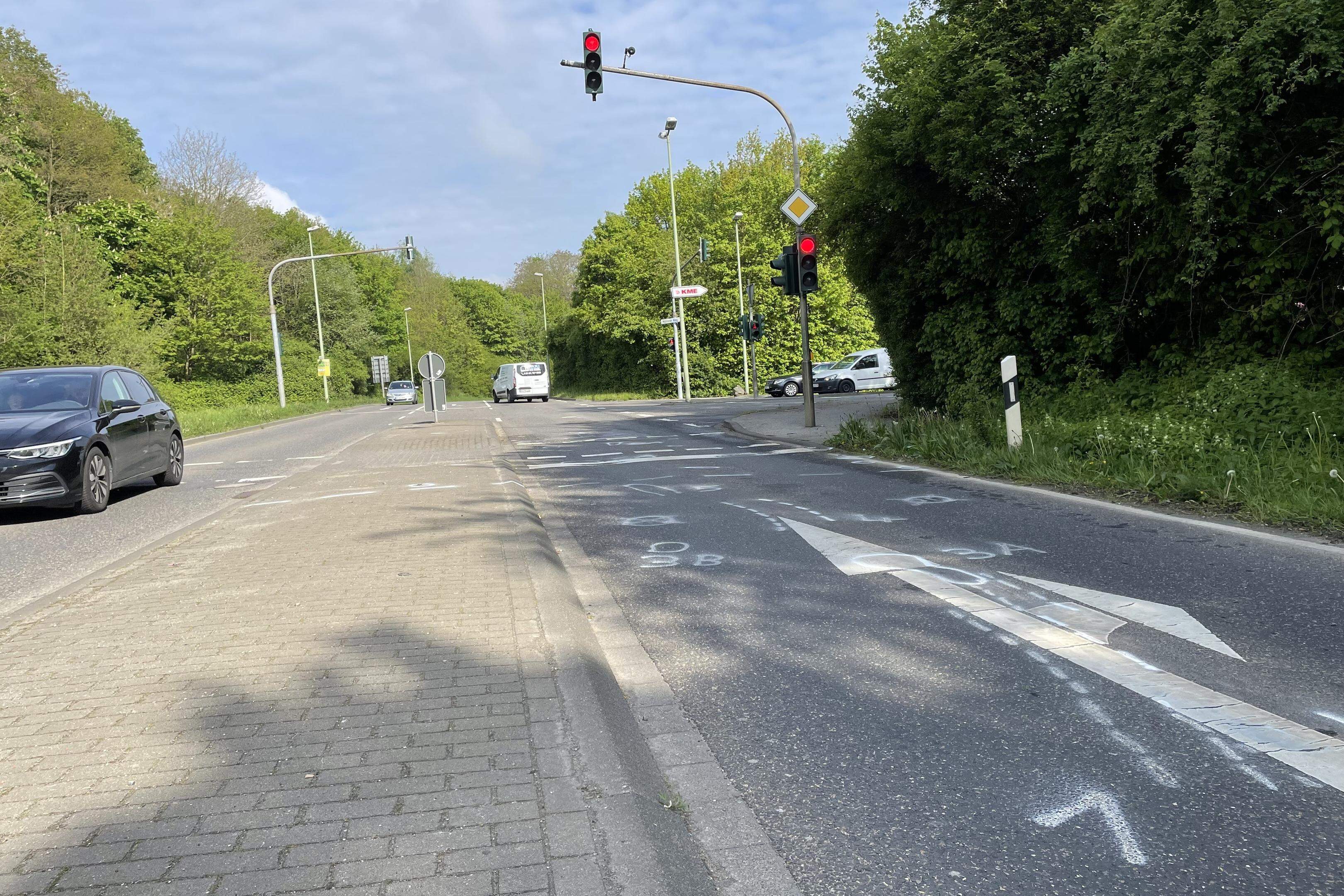Bei einem Unfall an der Europastraße in Stolberg stirbt eine Frau in der Nacht zu Montag. 