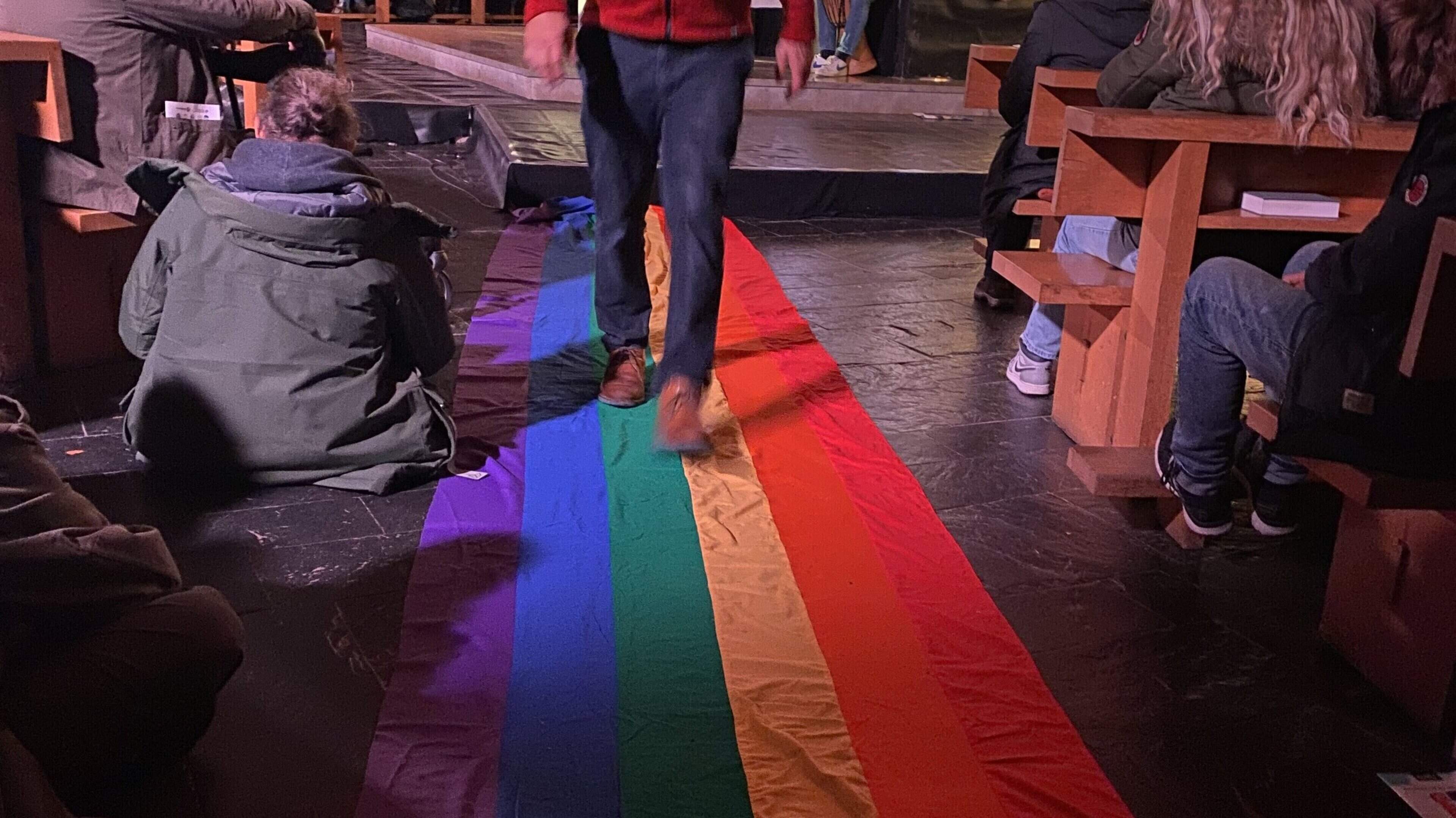 Über eine Friedensfahne, im Bild Regisseur und Ideengeber Clemens Amendt, zog das Publikum aus der Kirche.