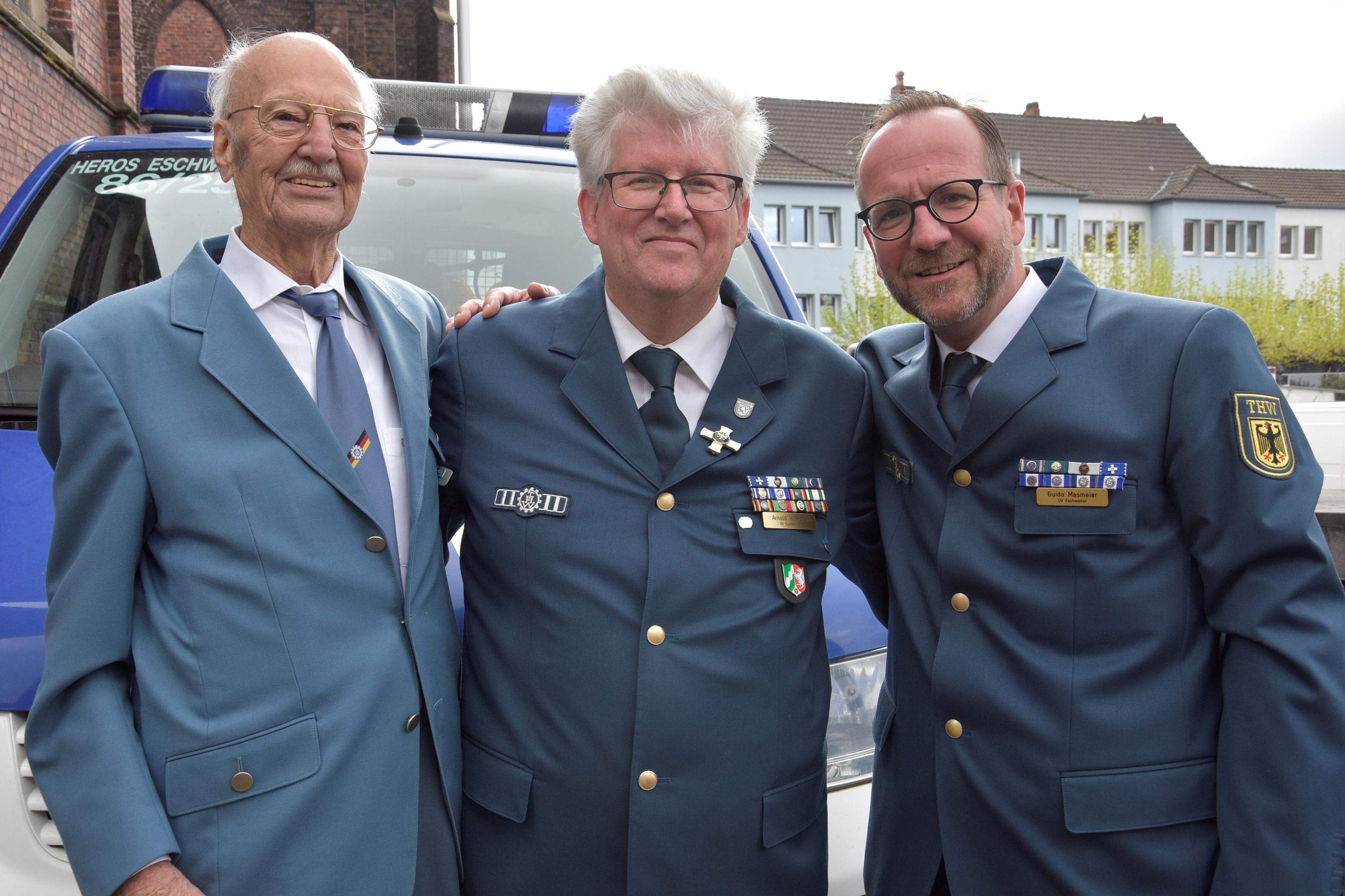 Drei Generationen, die den THW-Ortsverband Eschweiler gemeinsam nach vorne gebracht haben: die ehemaligen Ortsbeauftragten Franz Pastor (1980 bis 1998, von links) und Arnold Willecke (1998 bis 2020) sowie Guido Masmeier, der seit 2020 Vorsitzender ist.