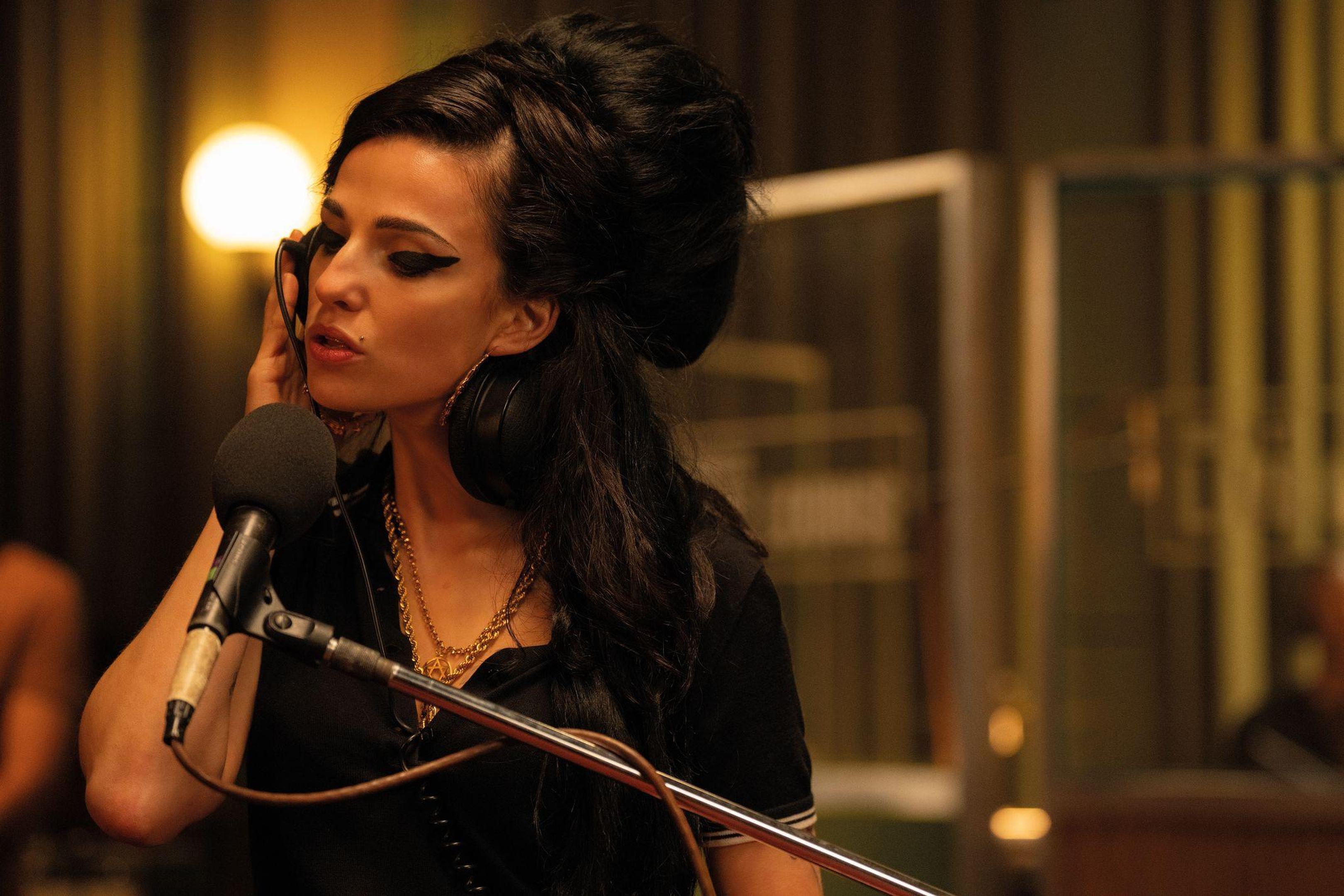 Marisa Abela als Amy Winehouse in einer Szene des Films „Back to Black".