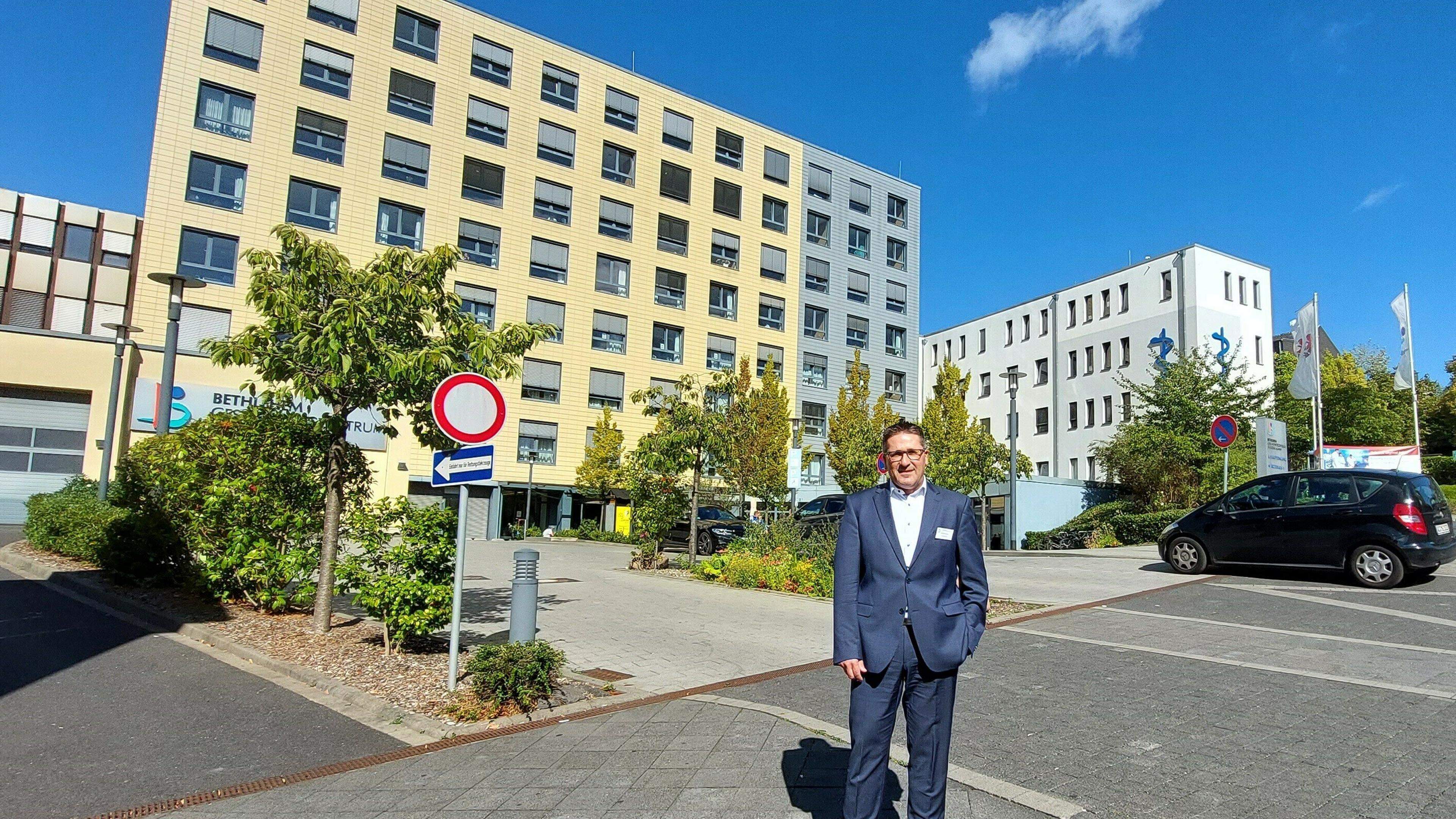 Dirk Offermann, Geschäftsführer des Bethlehem Gesundheitszentrums in Stolberg, sieht die Zukunft vieler deutscher Krankenhäuser aufgrund stark gestiegener Sach- und Personalkosten akut gefährdet.