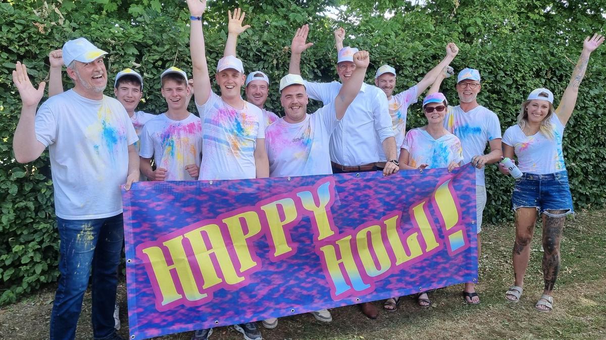 Beats-und-Farbexplosionen-beim-Holi-United