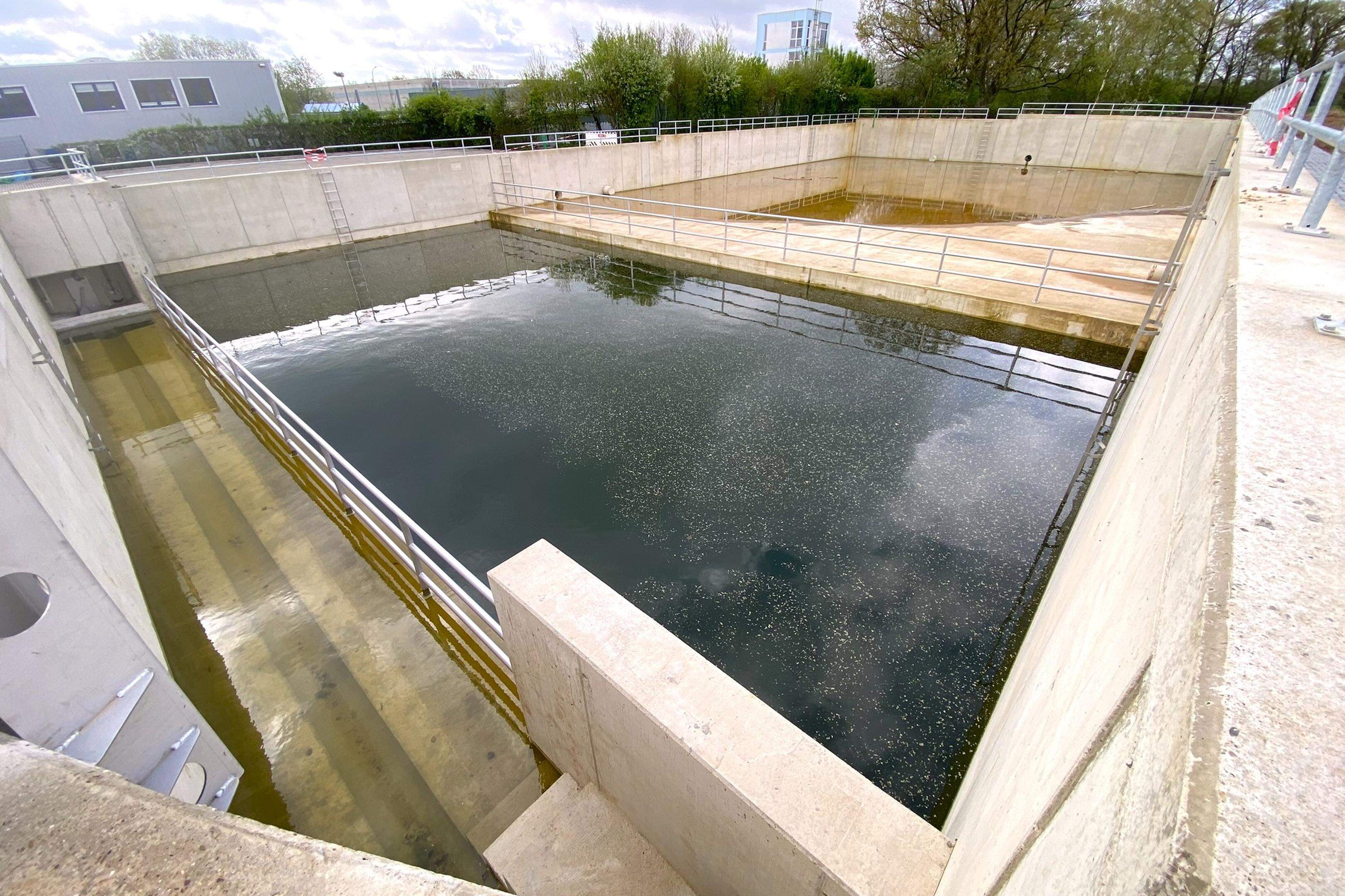 Löcher werden in das neue Becken für Löschwasser gebohrt, damit Beton in den Untergrund gegossen werden kann. Anschließend soll 120 Zentimeter hoch Beton ins Becken gefüllt werden.