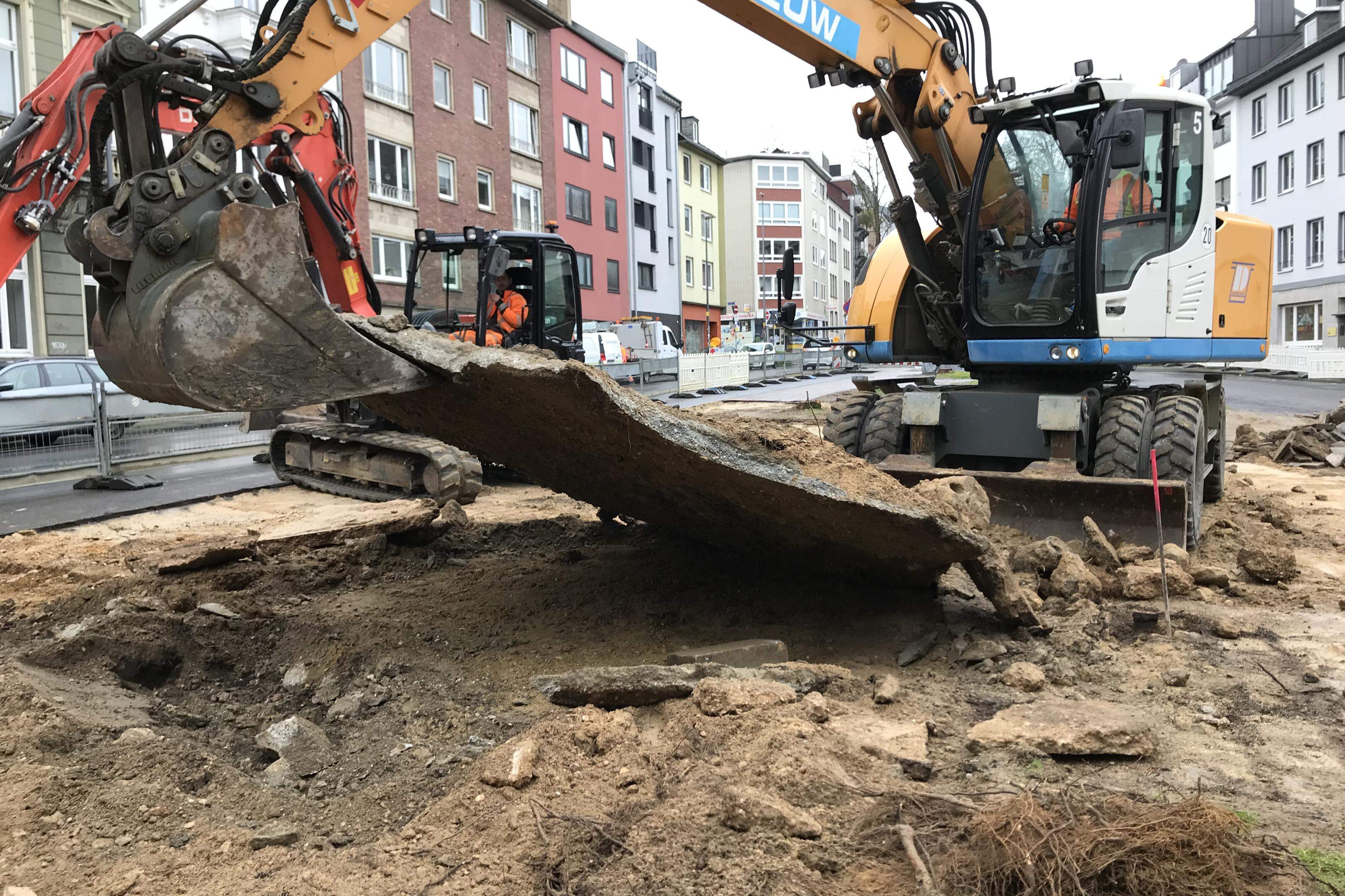 Mehrere Schichten unter der Erde: Ein Bagger entfernt die Betonplatte an der Lothringerstraße.