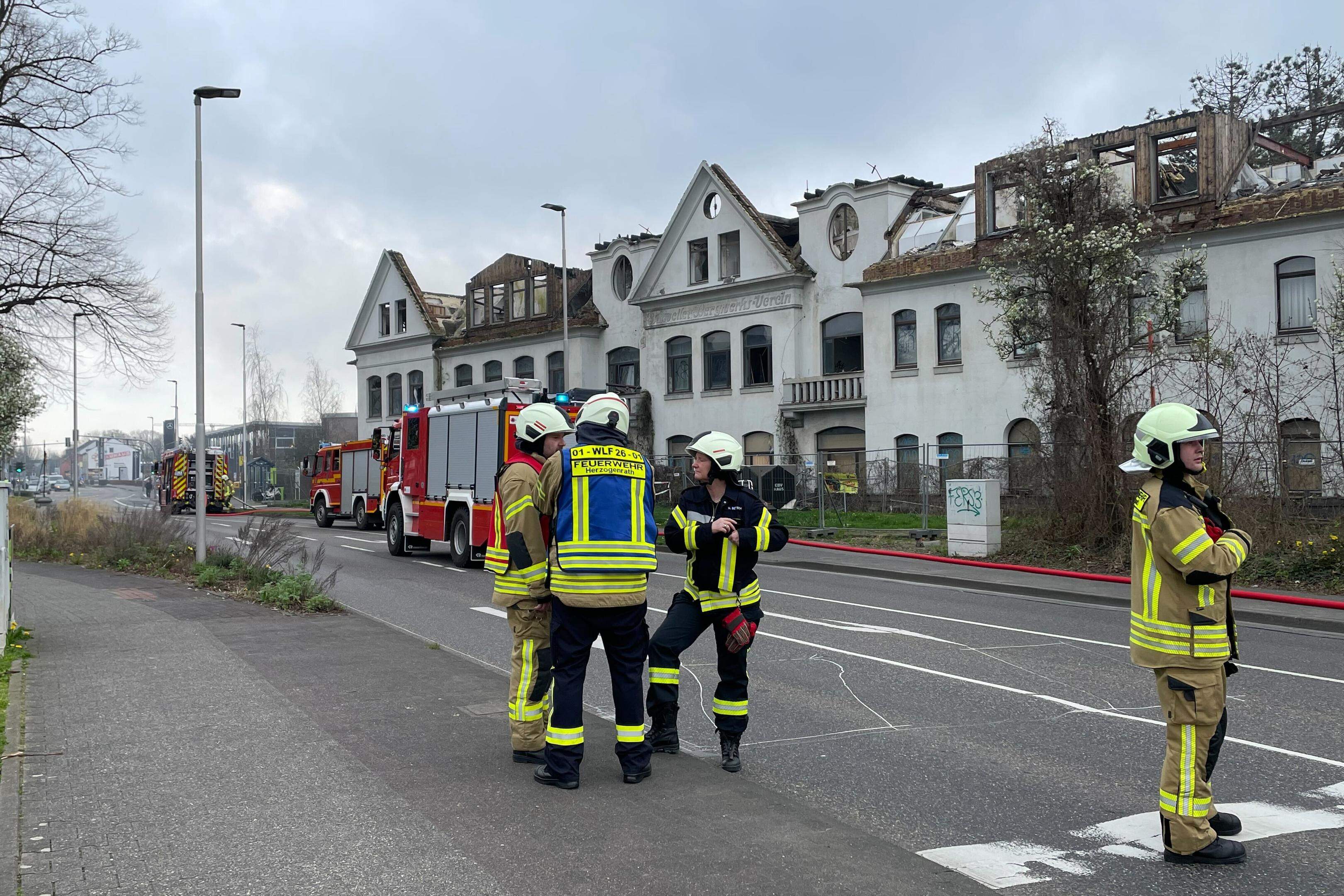 Leider ein relativ gewohntes Bild: die Feuerwehr vor dem alten EBV-Gelände in Kohlscheid.