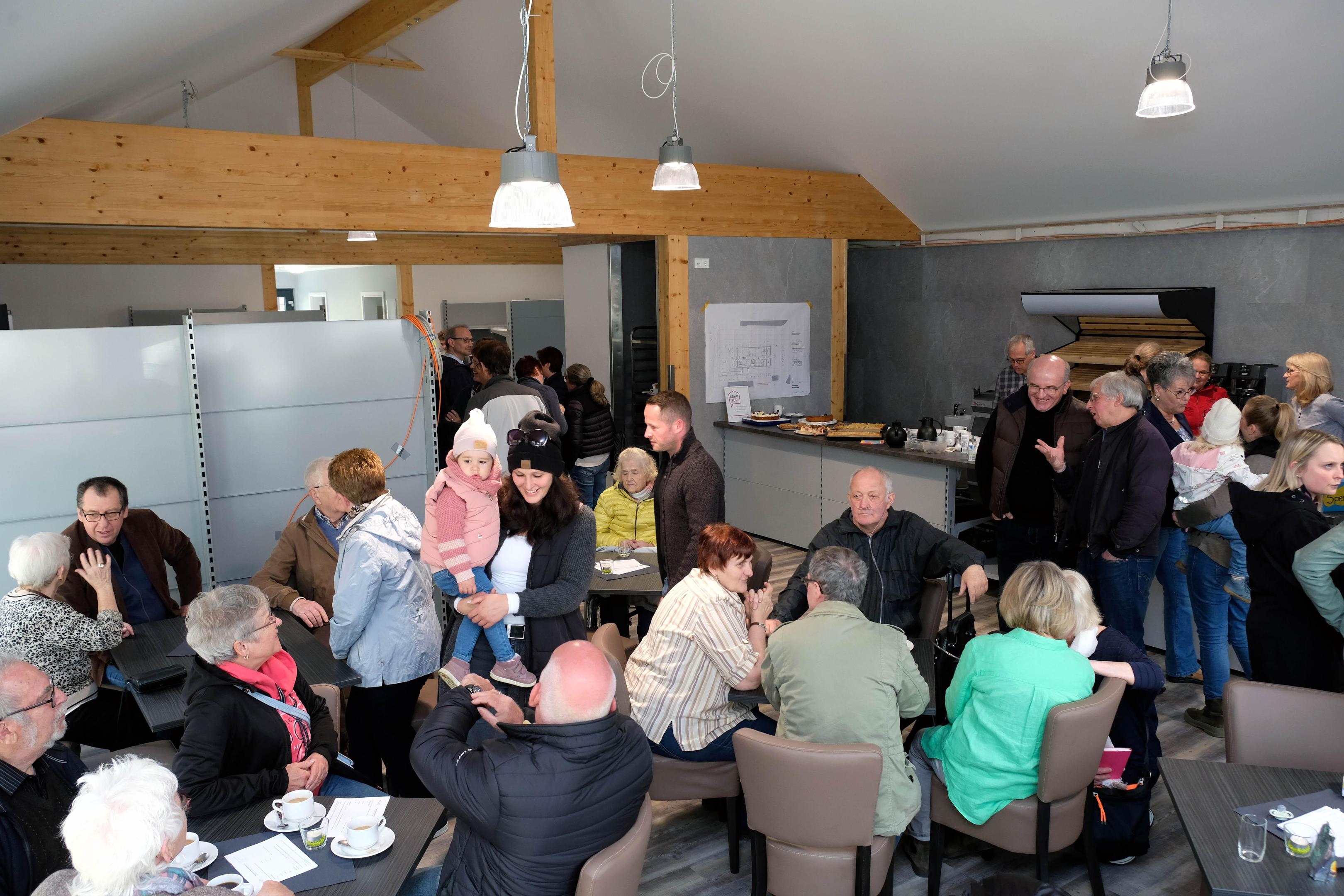 Der neue Dorfladen in Rollesbroich kommt an: Beim Tag der offenen Tür, fünf Wochen vor der offiziellen Eröffnung, war das Interesse der Bevölkerung bereits riesig.