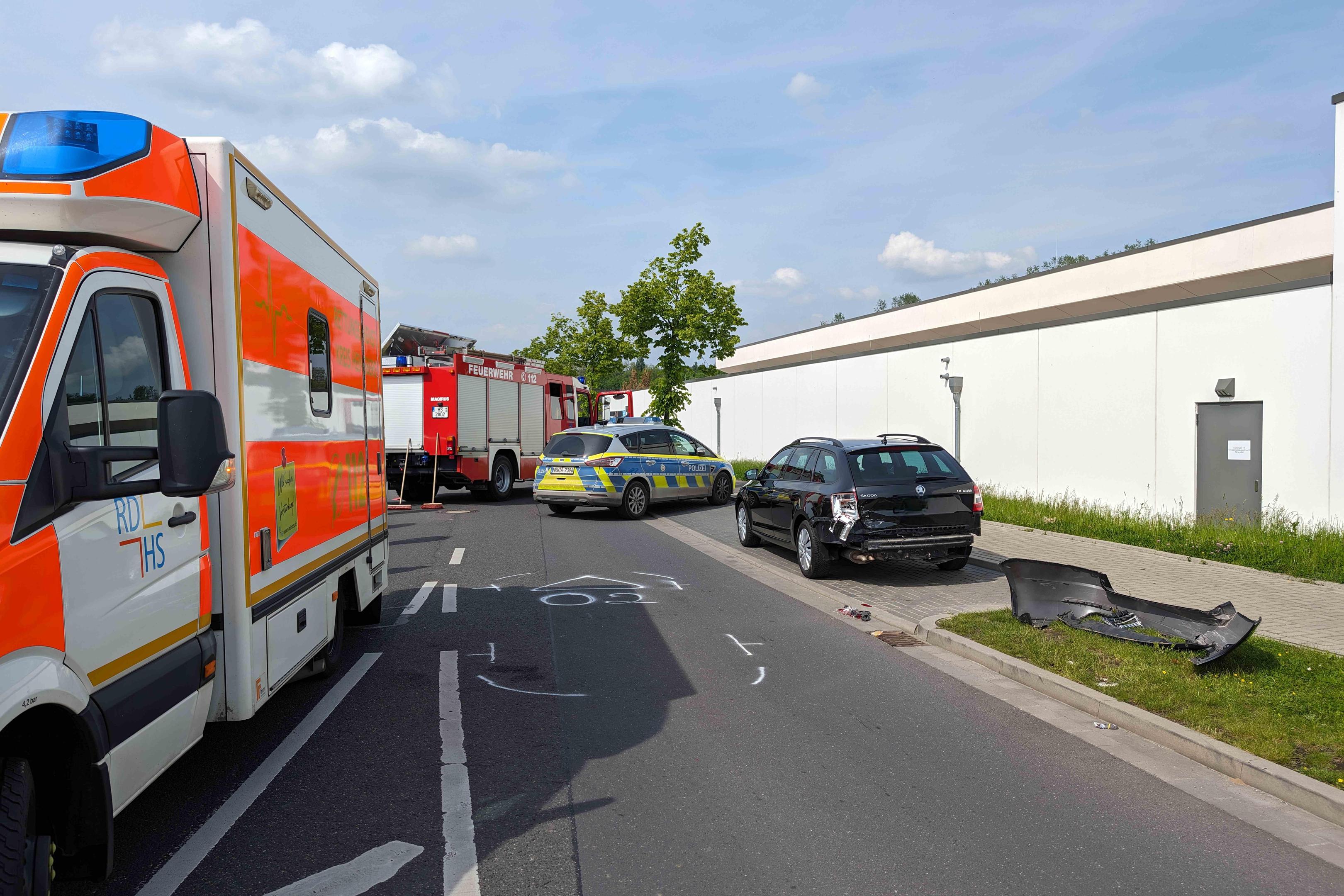 Unfall in Übach-Palenberg: Bei dem Zusammenstoß am Wasserturm wurden zwei Menschen verletzt.