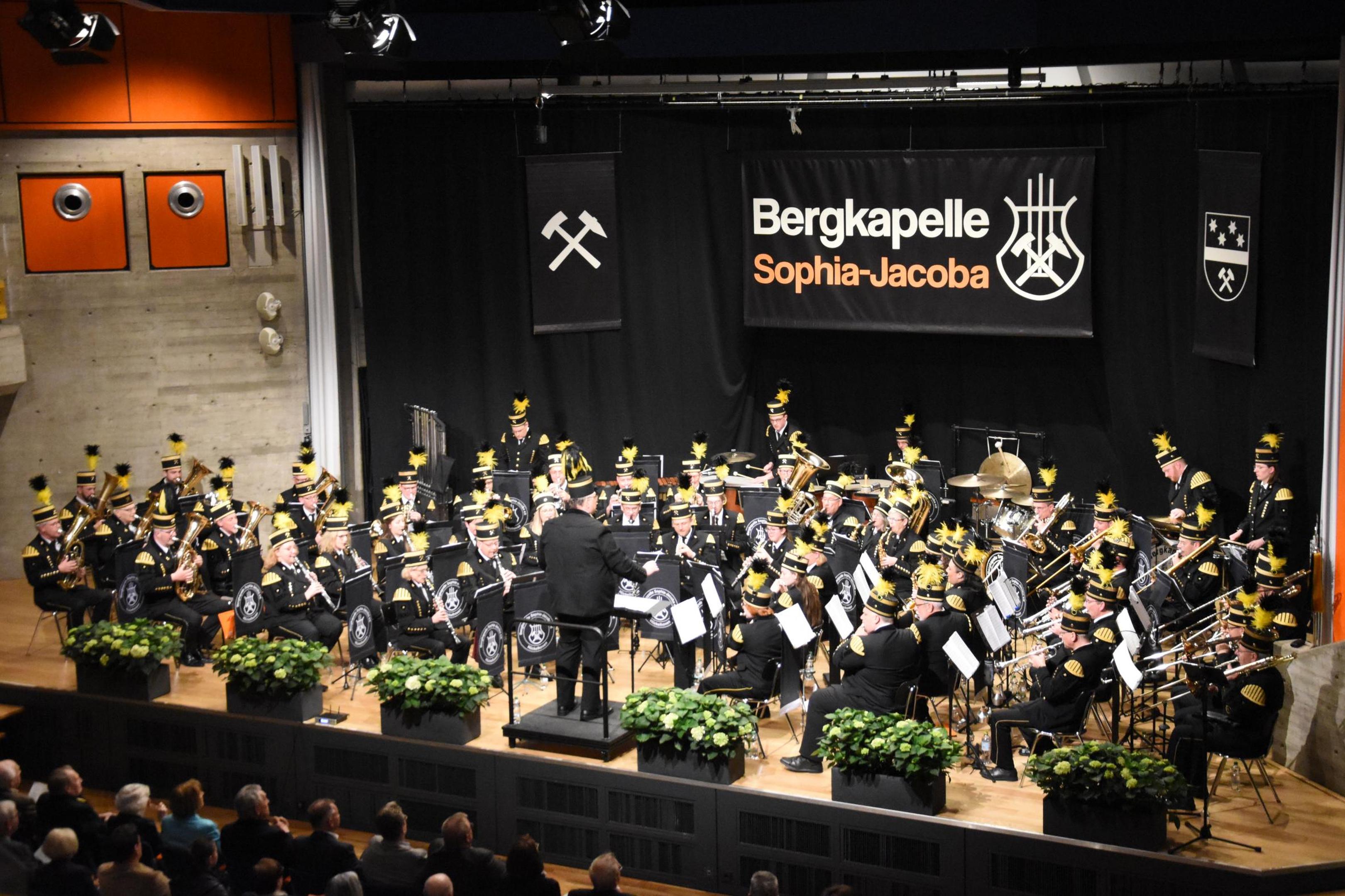 Die Bergkapelle Sophia-Jacoba spielte in der ausverkauften Aula Hückelhoven ihr Jahreskonzert unter der Leitung ihres Dirigenten Rolf Deckers. 