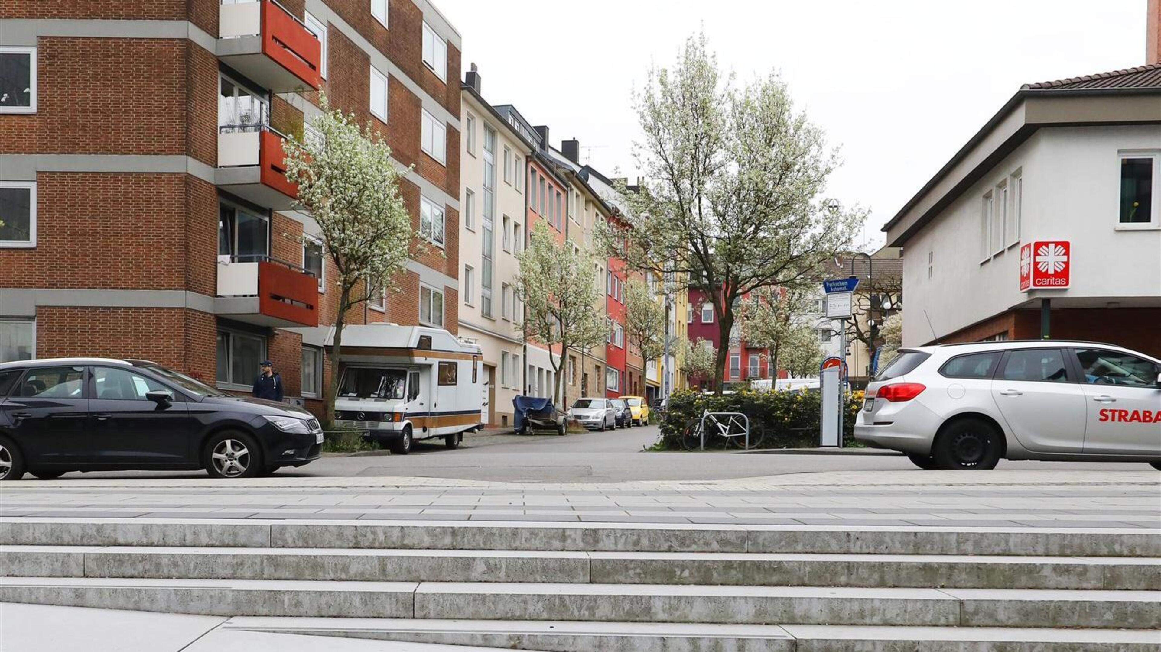 sie kommen aus einer straße mit abgesenkten bordstein und wollen